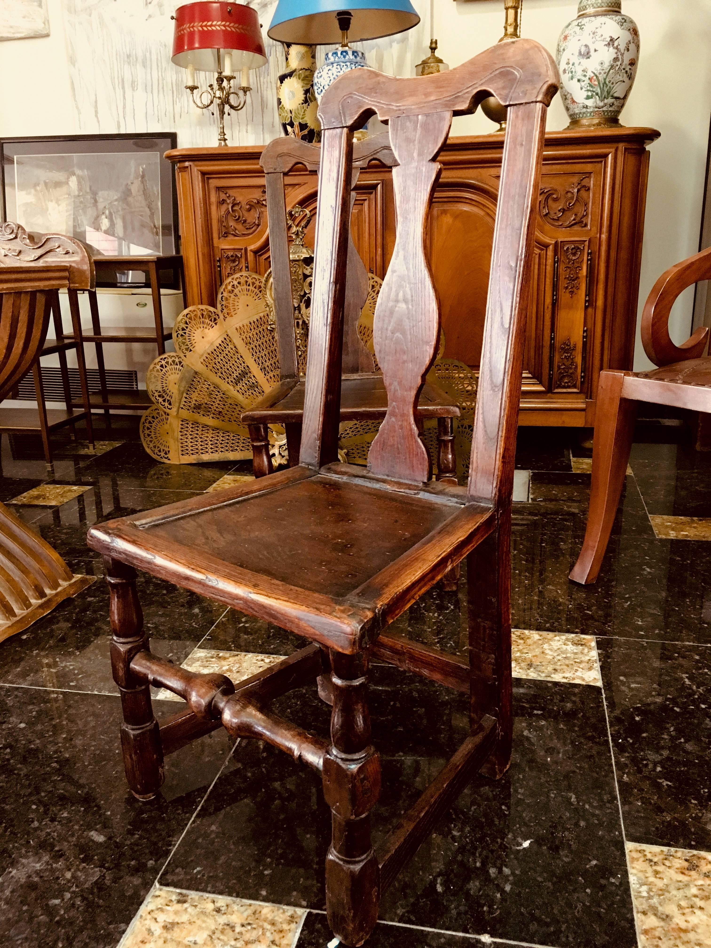 19th century pair of walnut side chairs from Queen Anne époque.
England, circa 1880.