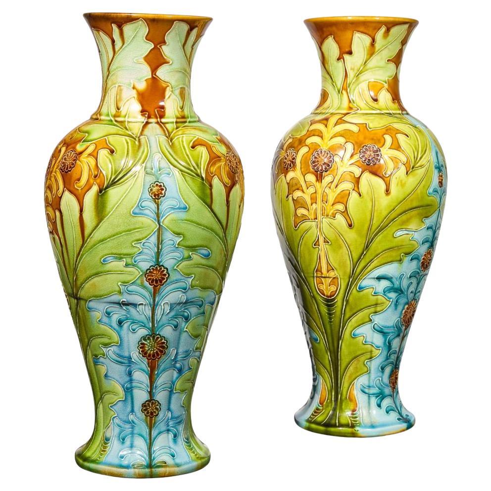Paire de vases en majolique décorés WEDGWOOD du 19ème siècle conçus par Harry Barnard en vente