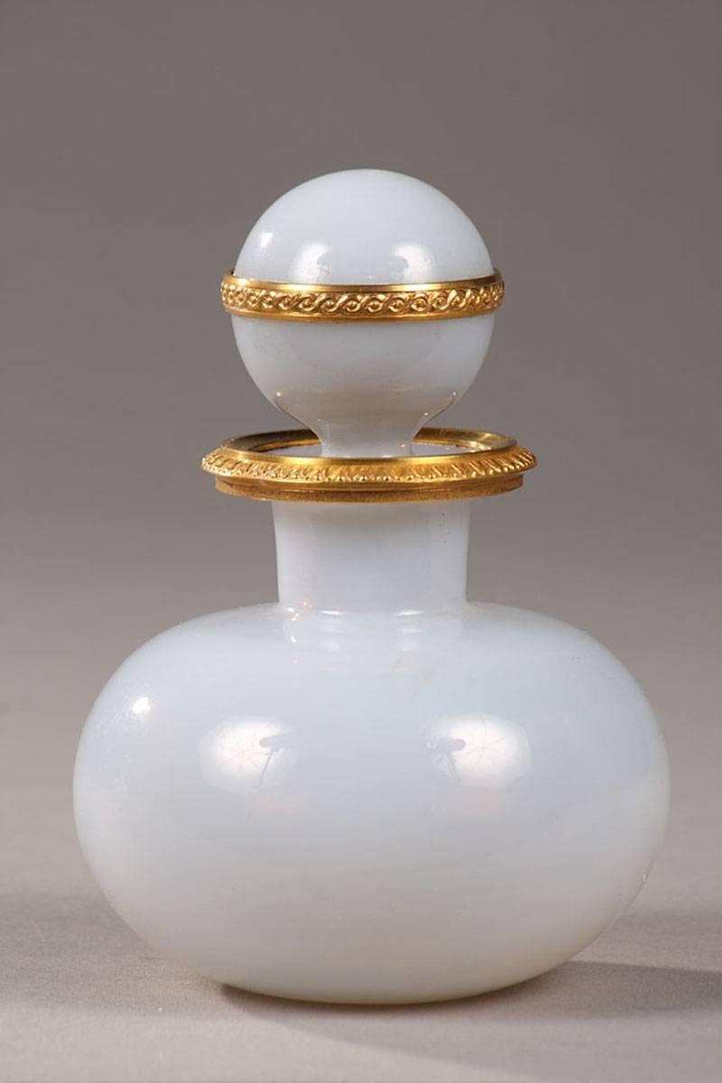 Paar weiße Opal-Parfümflaschen aus dem 19. Jahrhundert (Charles X.) im Angebot