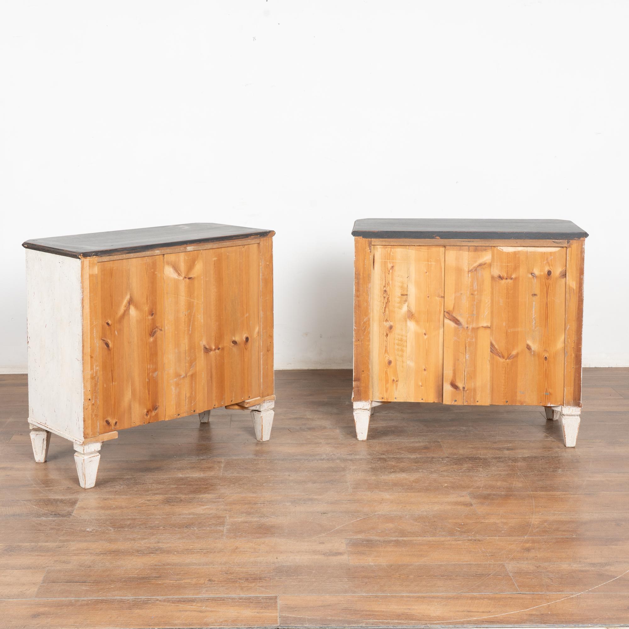 19th Century Pair of White Painted Swedish Gustavian Chest of Drawers For Sale 6