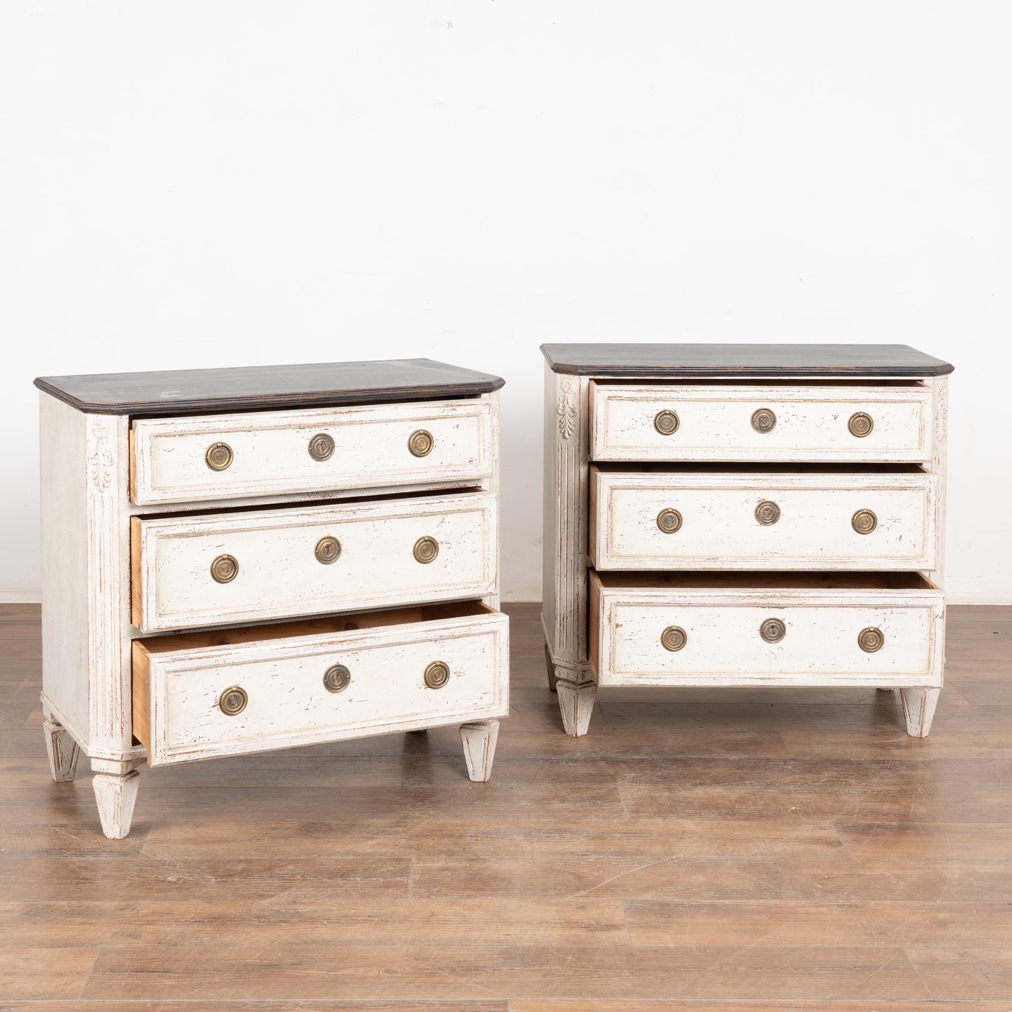 19th Century Pair of White Painted Swedish Gustavian Chest of Drawers In Good Condition For Sale In Round Top, TX