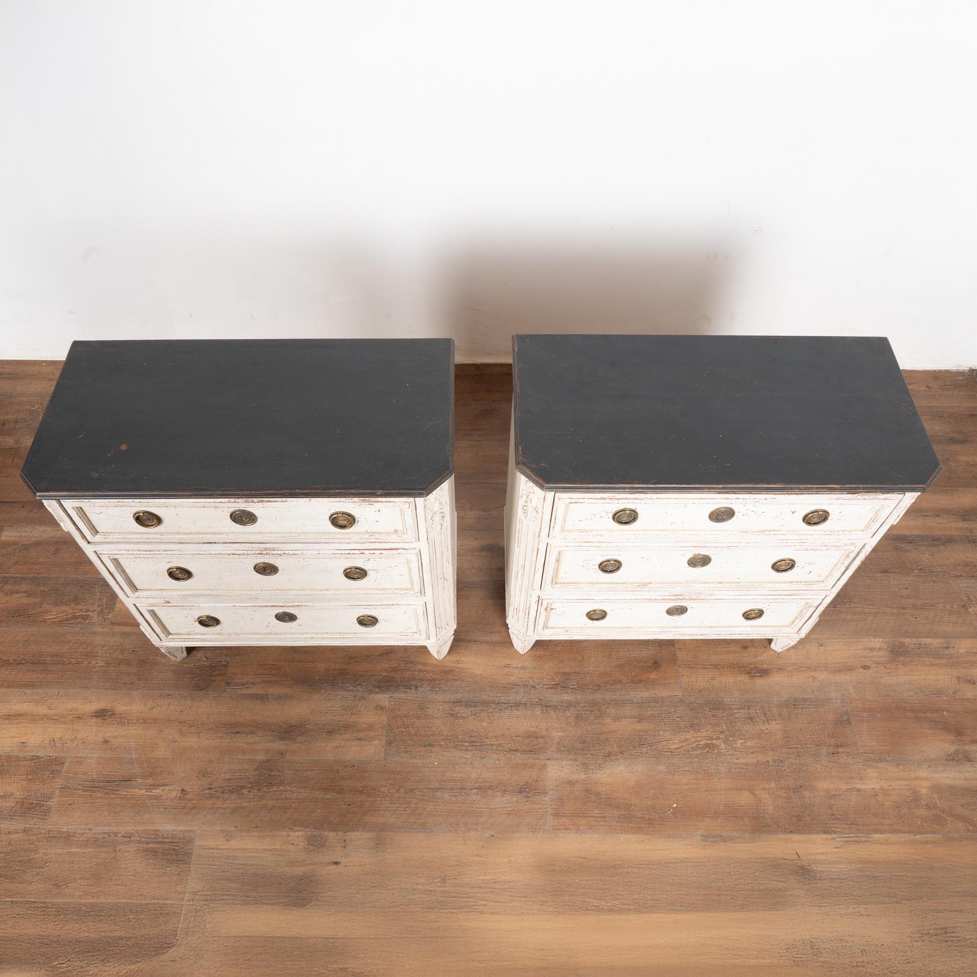 19th Century Pair of White Painted Swedish Gustavian Chest of Drawers For Sale 1