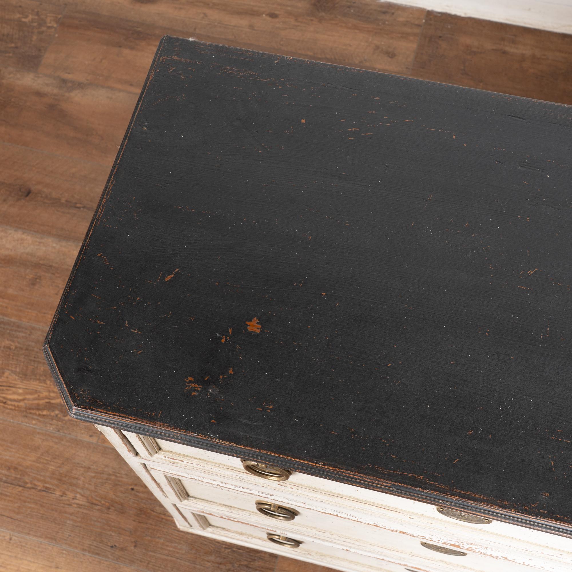 19th Century Pair of White Painted Swedish Gustavian Chest of Drawers For Sale 2