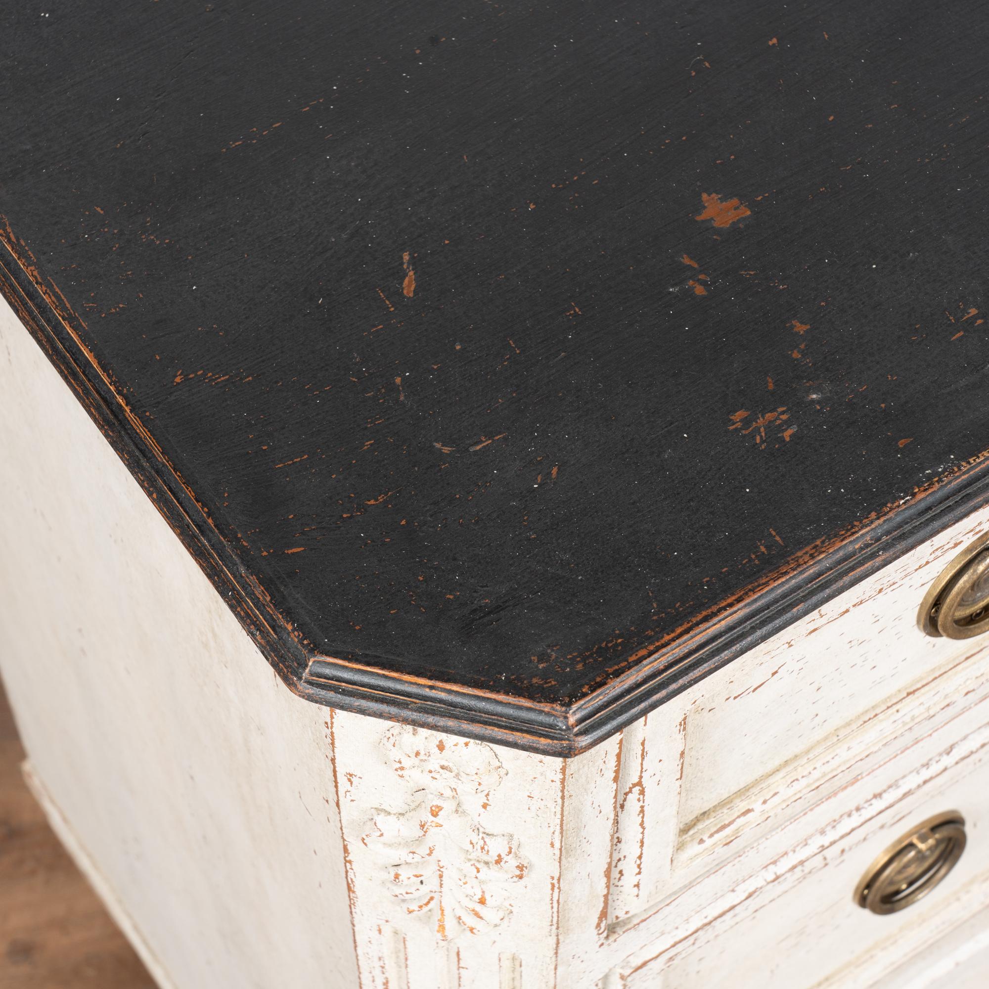 19th Century Pair of White Painted Swedish Gustavian Chest of Drawers For Sale 3