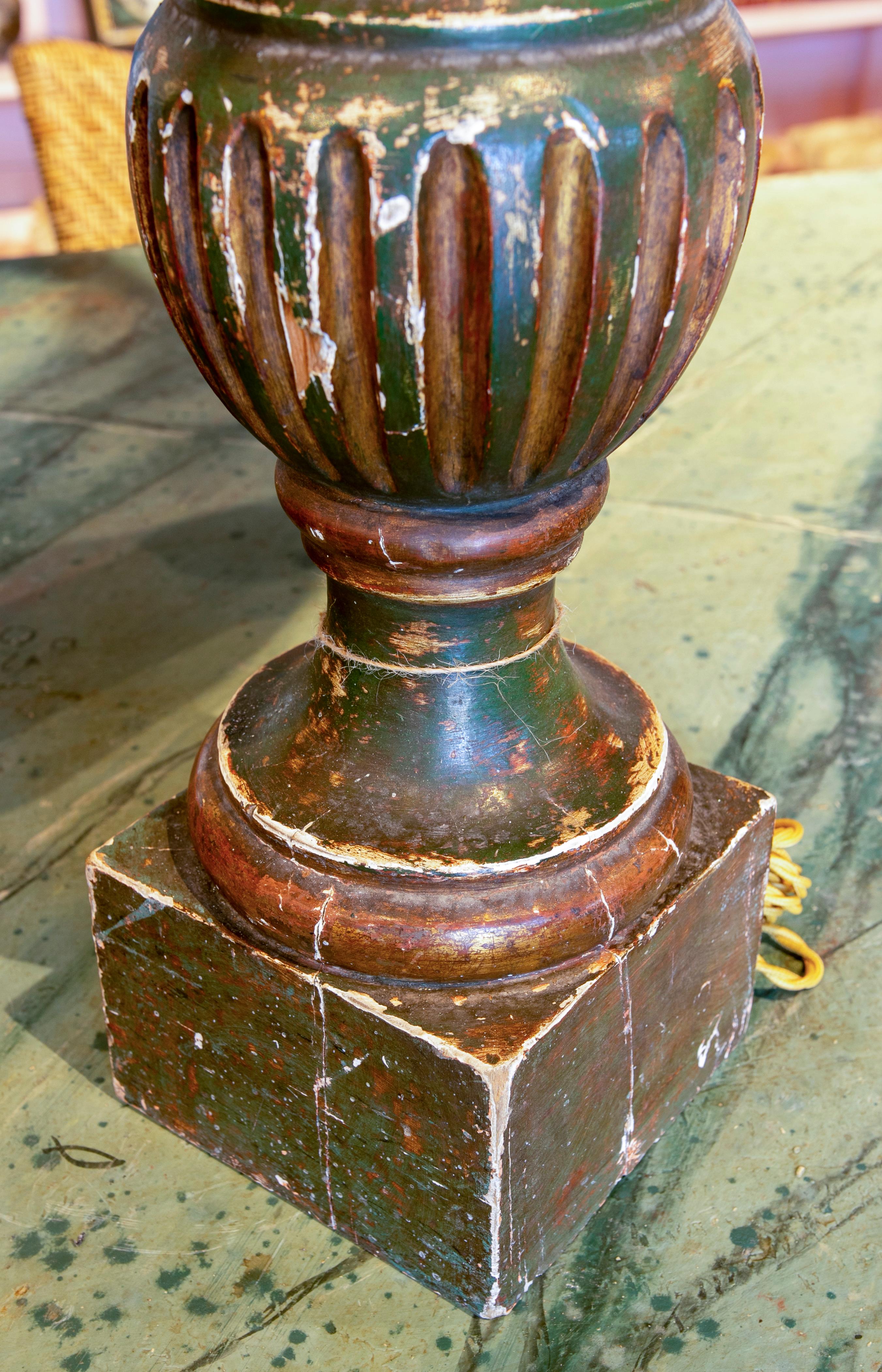Polychromé Paire de lampes à balustre en bois polychromées en vert du 19ème siècle en vente
