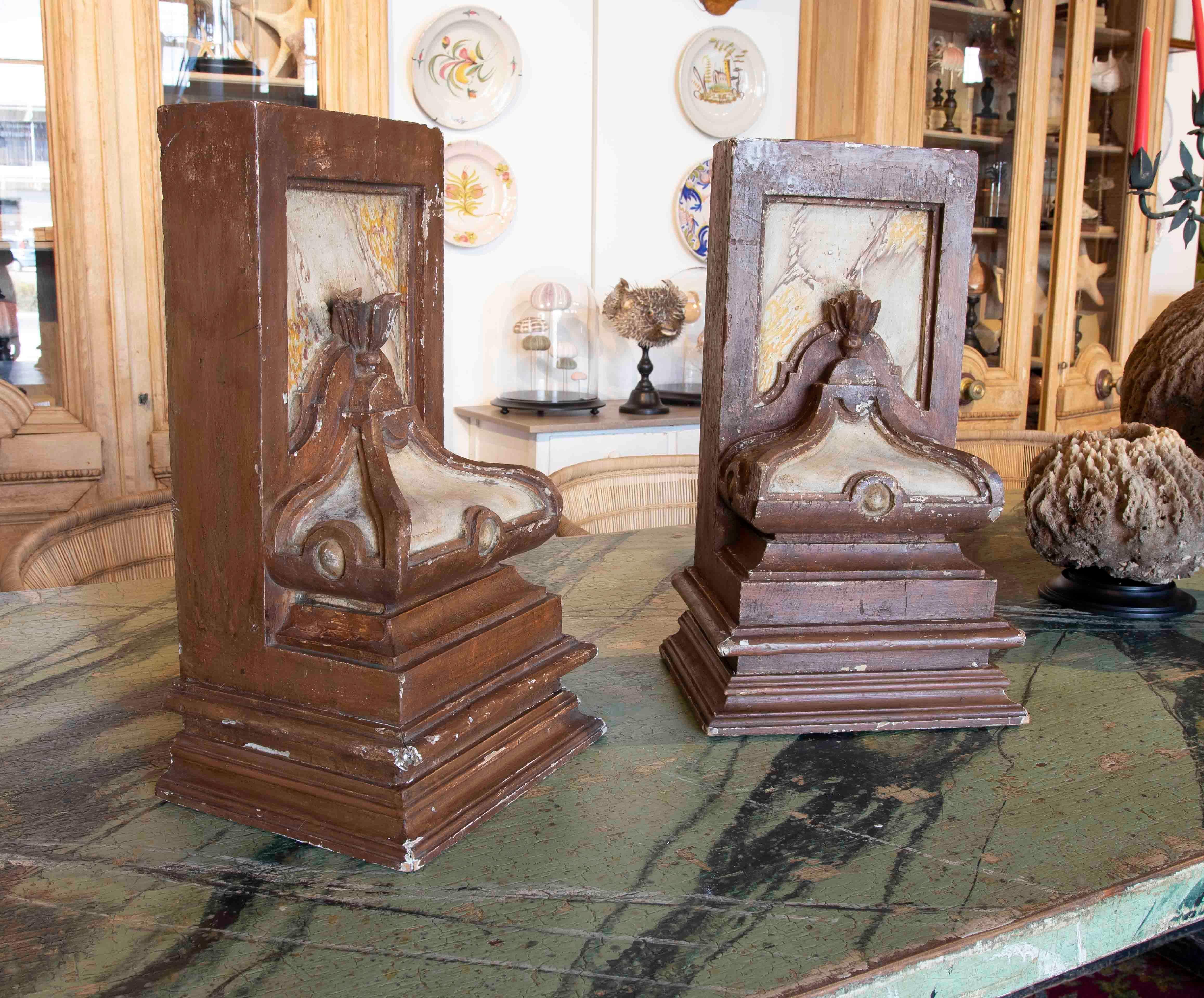 Paar hölzerne Mensulaen aus dem 19. Jahrhundert, braun und marmoriert (Spanisch) im Angebot
