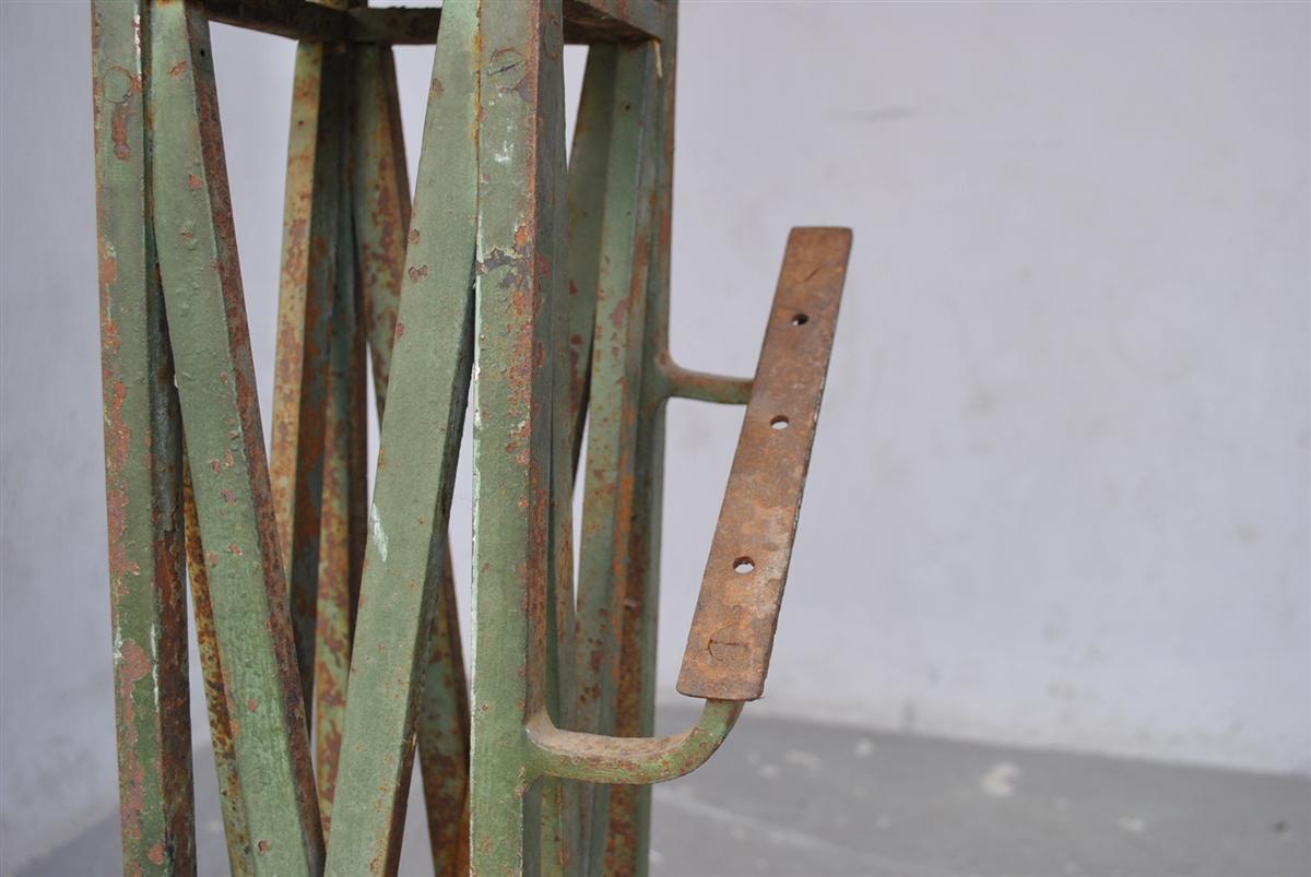 French 19th Century Pair of Wrought Iron and Bronze Railing Feet For Sale