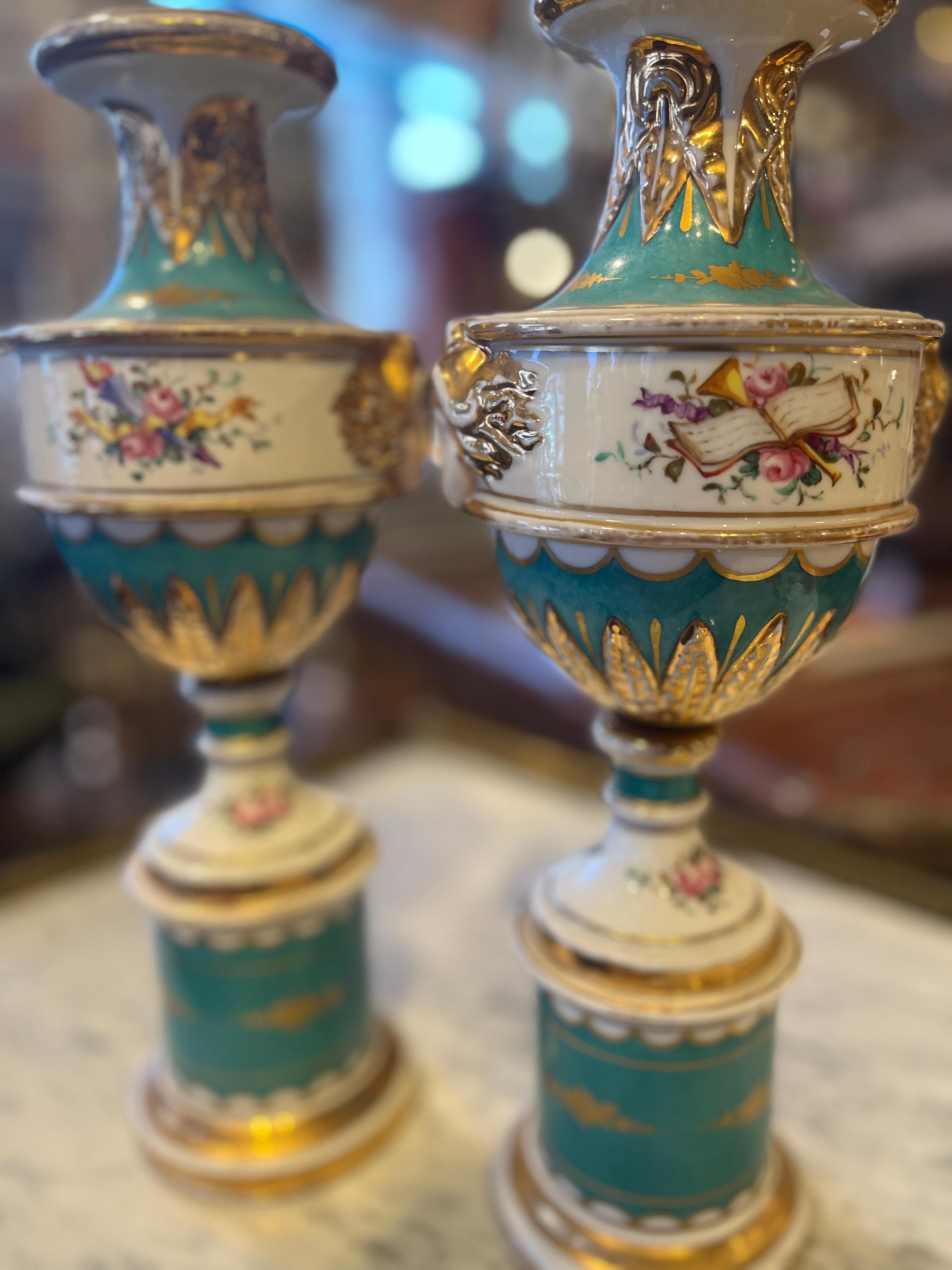 19th Century Pair Paris Porcelain Pedestal Vases For Sale 1