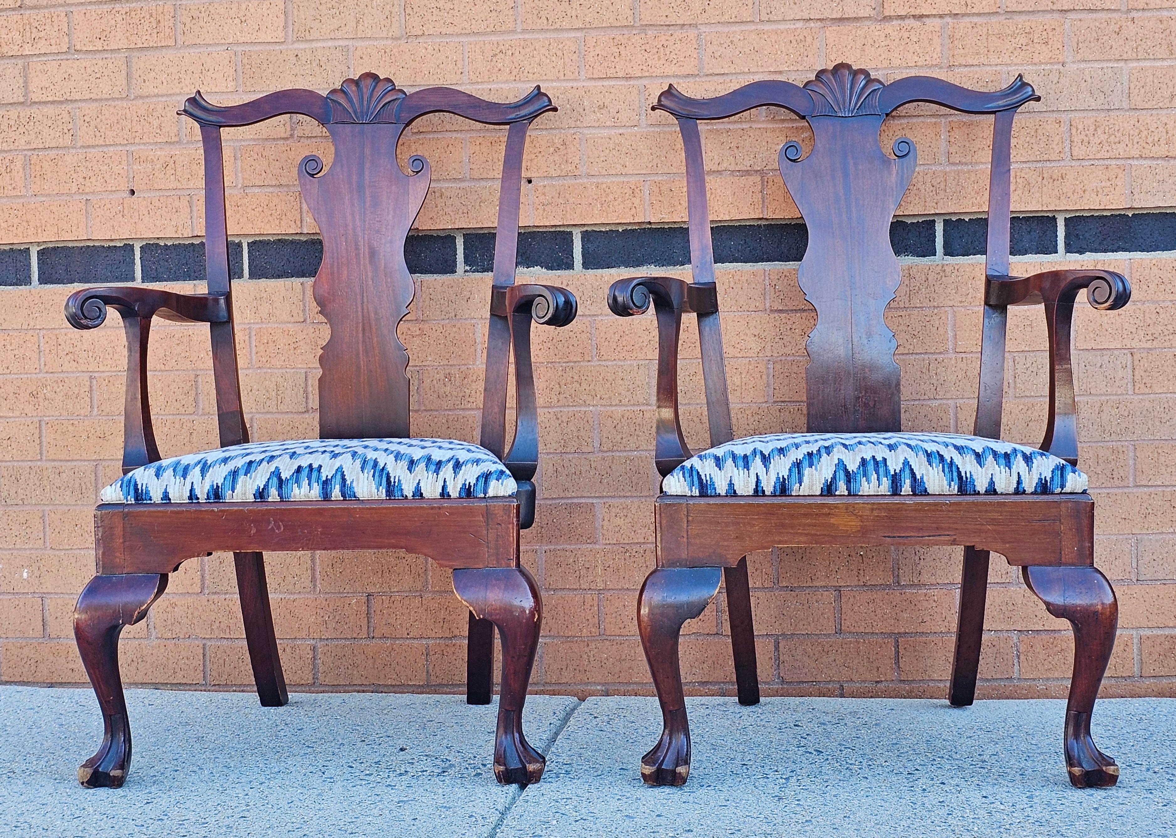 Magnifique paire de grands fauteuils Philadelphia Chippendale en acajou avec sièges tapissés au point de flamme. Sellerie plus récente. Mesure 30