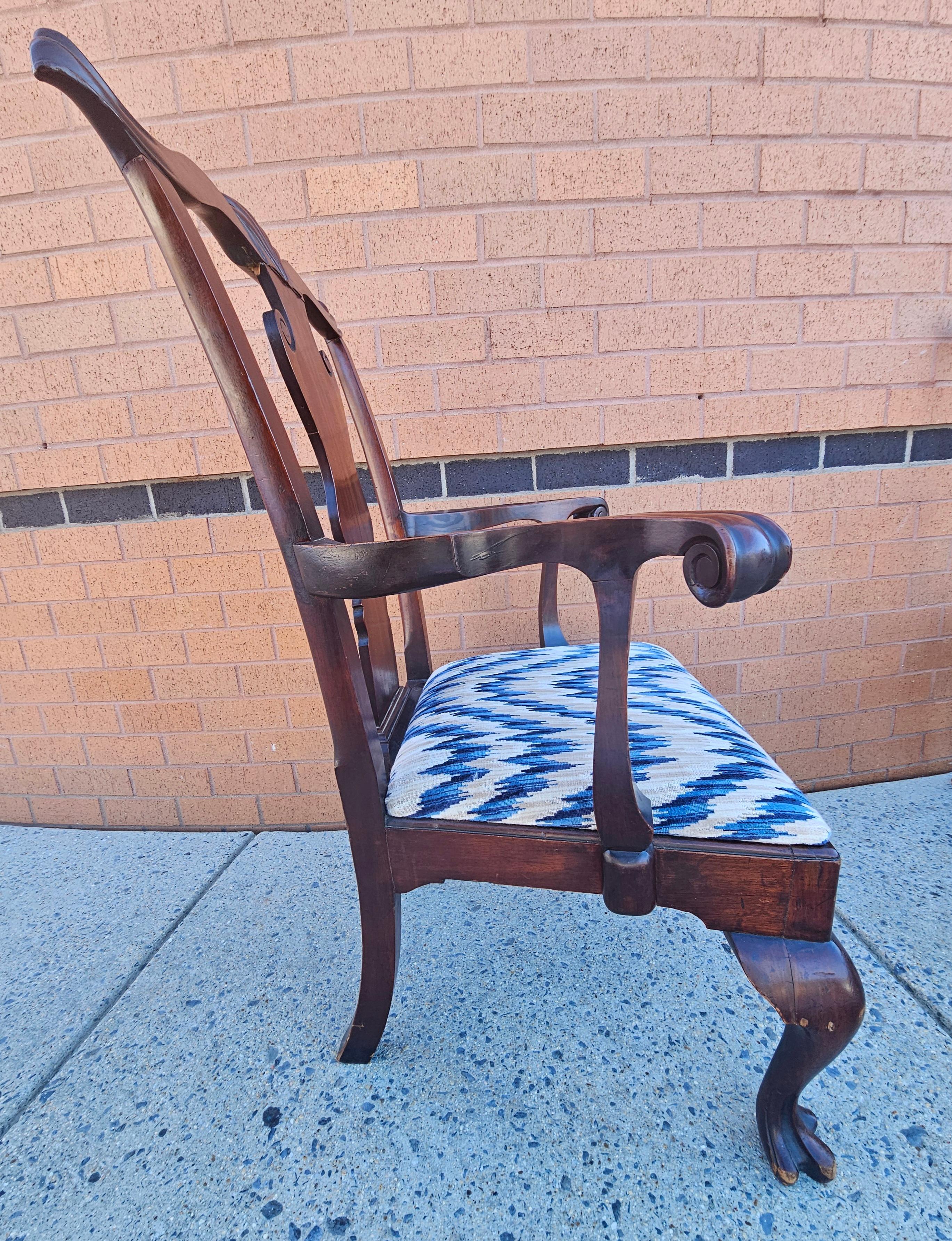 Coppia di poltrone con seduta imbottita in mogano Philadelphia Chippendale del XIX secolo In condizioni buone in vendita a Germantown, MD