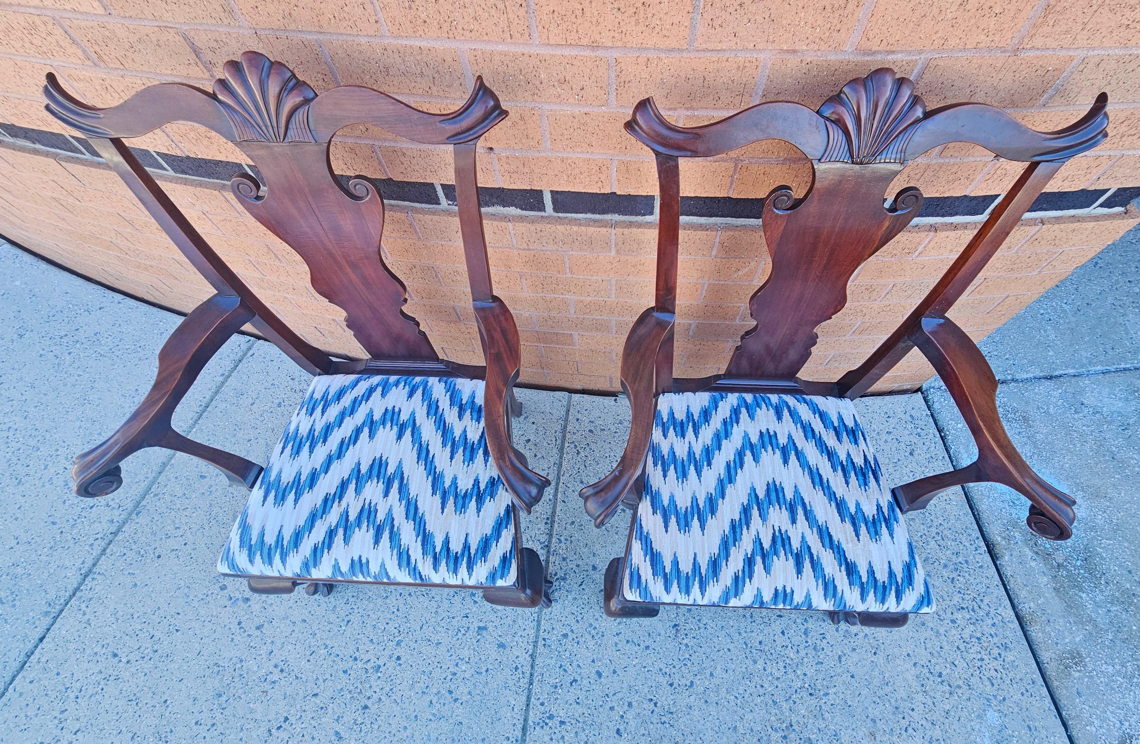 Tissu d'ameublement Paire de fauteuils Philadelphia Chippendale du 19e siècle en acajou avec assise tapissée en vente