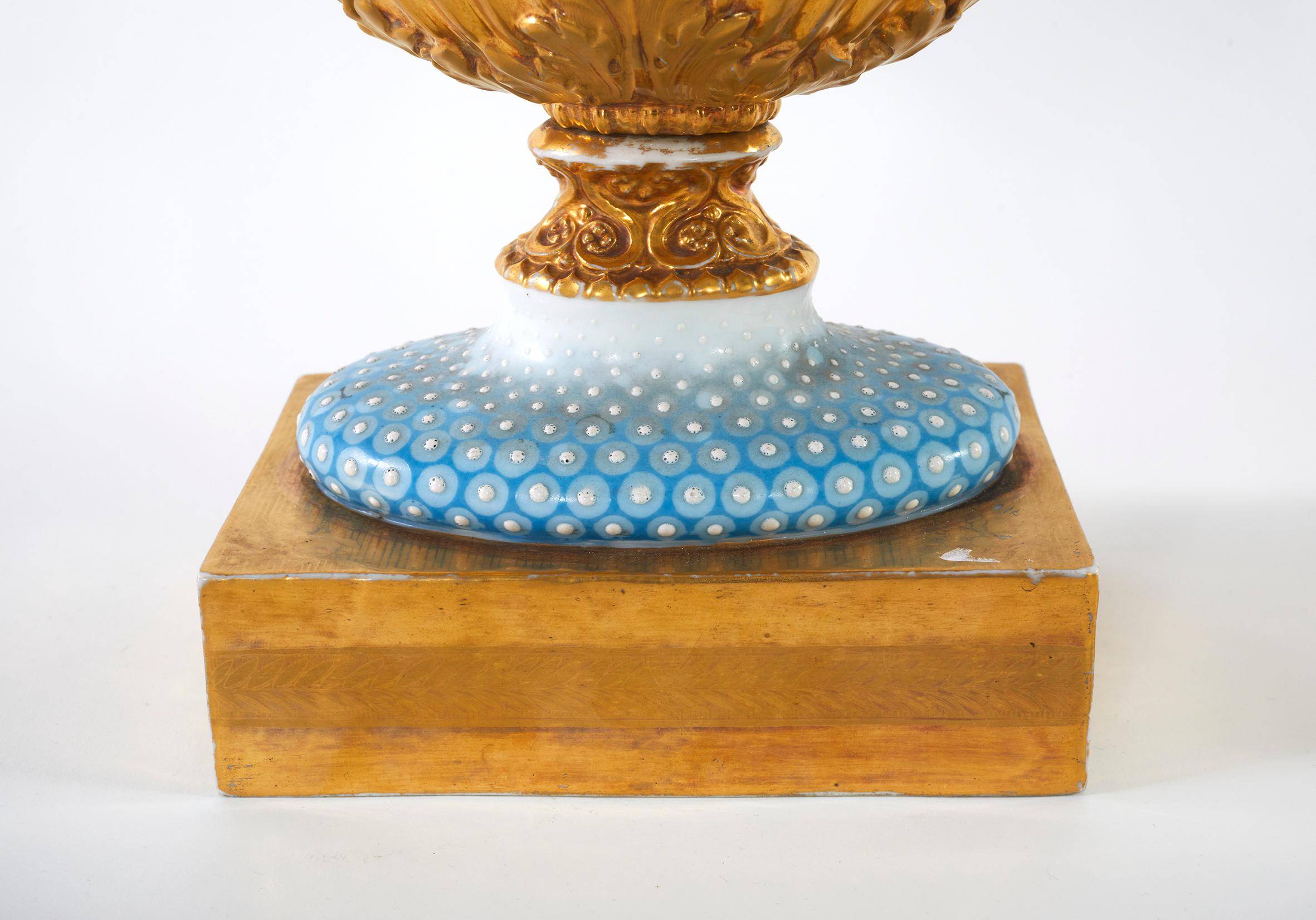 Paar französische figurale glasierte Porzellanvasen / Urnen aus dem 19. Jahrhundert mit vergoldeten, bemalten Designszenen. Jede Vase / Urne ist in gutem Zustand. Es wurden keine Absplitterungen, Risse oder Restaurierungen beobachtet. Minore