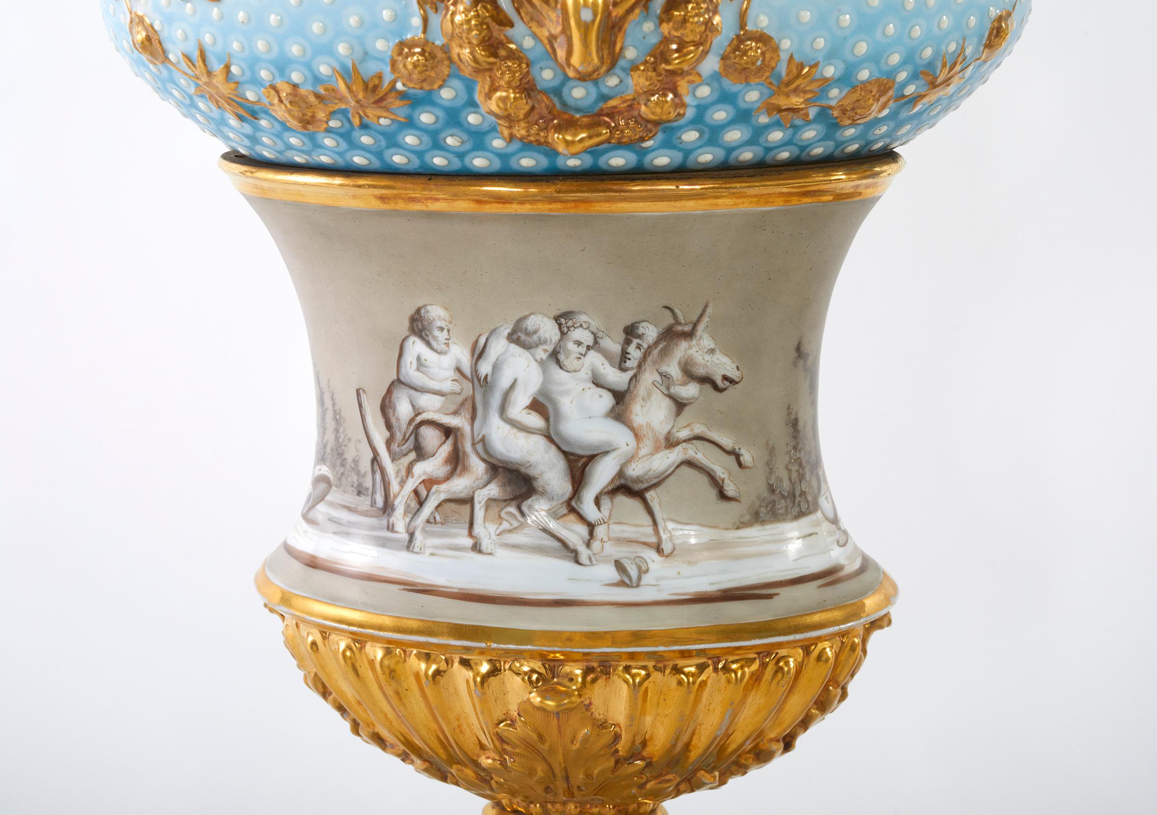 Paar Porzellanvasen / Urnen aus dem 19. Jahrhundert (Französisch) im Angebot