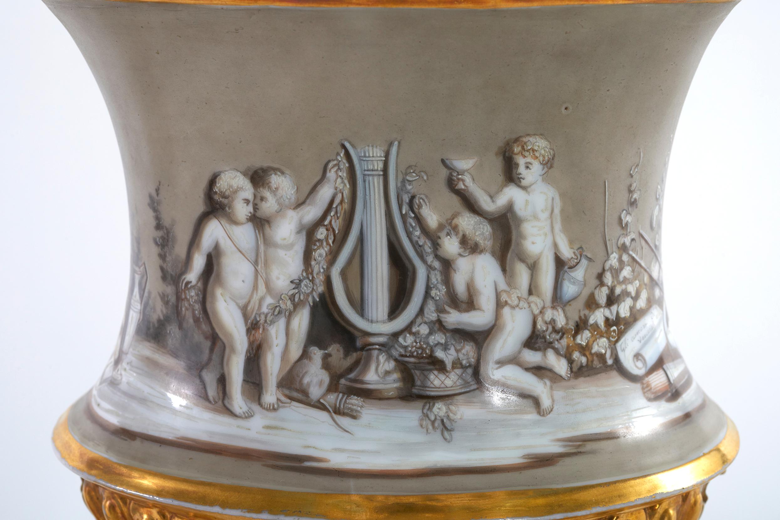 Paar Porzellanvasen / Urnen aus dem 19. Jahrhundert im Zustand „Gut“ im Angebot in Tarry Town, NY