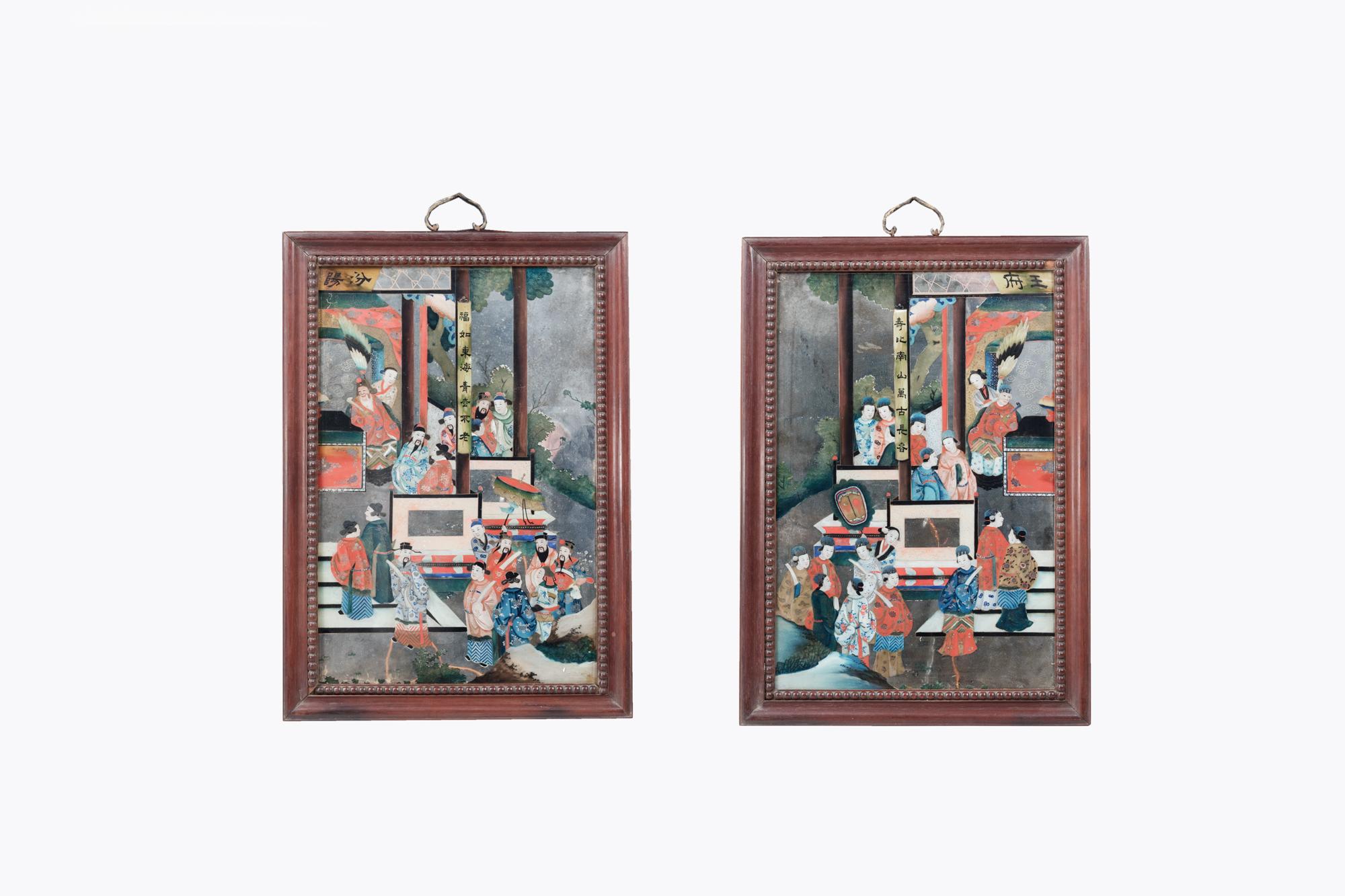 Paire de miroirs peints à l'envers de la dynastie Qing du XIXe siècle, représentant des scènes de cour. Les personnages royaux, leurs serviteurs et leurs conseillers. Tous portent des vêtements traditionnels colorés. Un design épuré rendu par des