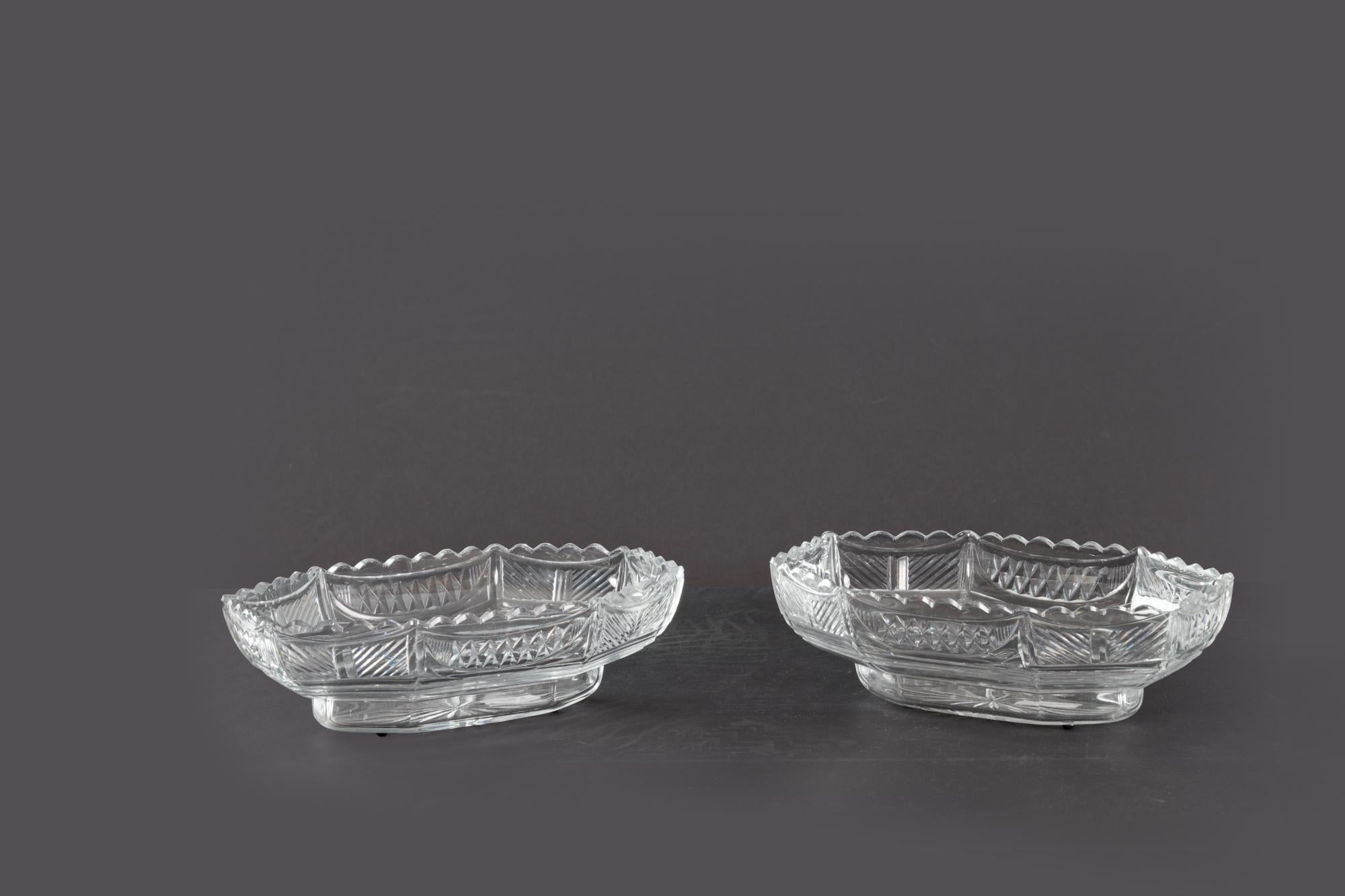 Paire de plats à bonbons en verre taillé de style Régence du 19e siècle. Circa 1820.