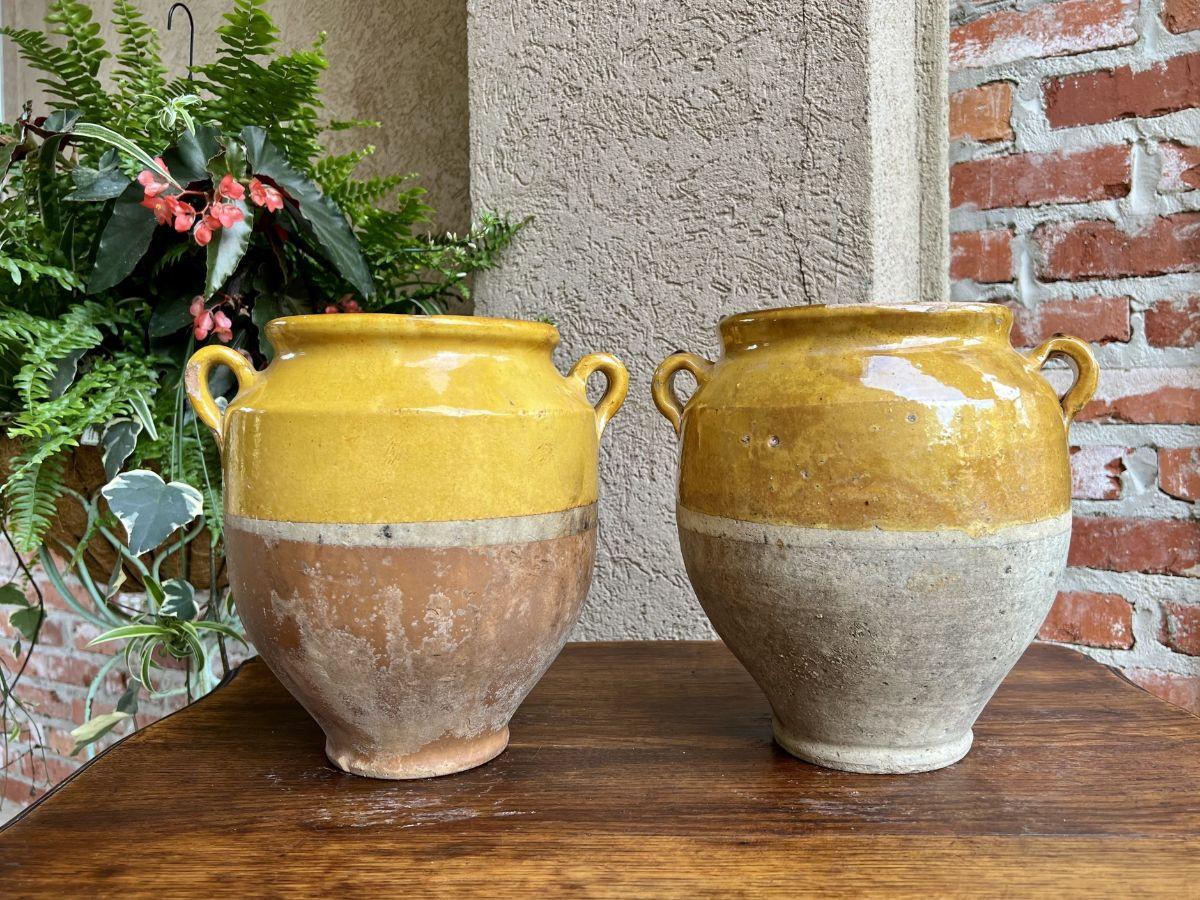 Paire de 2 pots à confits français du 19ème siècle en poterie provinciale à glaçure jaune.

En provenance directe de France, il s'agit de deux pots à confits français anciens, presque de la même taille, ce qui en fait une 