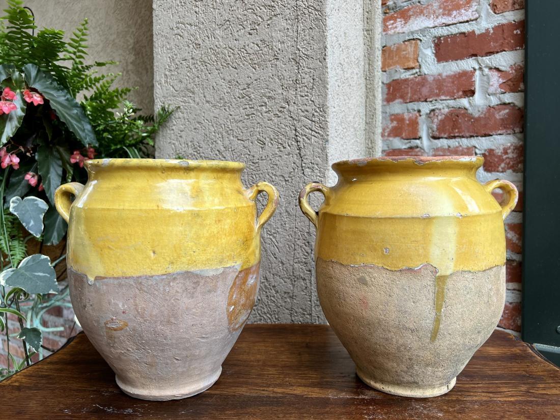 19ème siècle Paire de 2 pots de confit français en poterie émaillée jaune de province.

En provenance directe de France, il s'agit de deux pots à confit français anciens, presque de la même taille, ce qui en fait une 