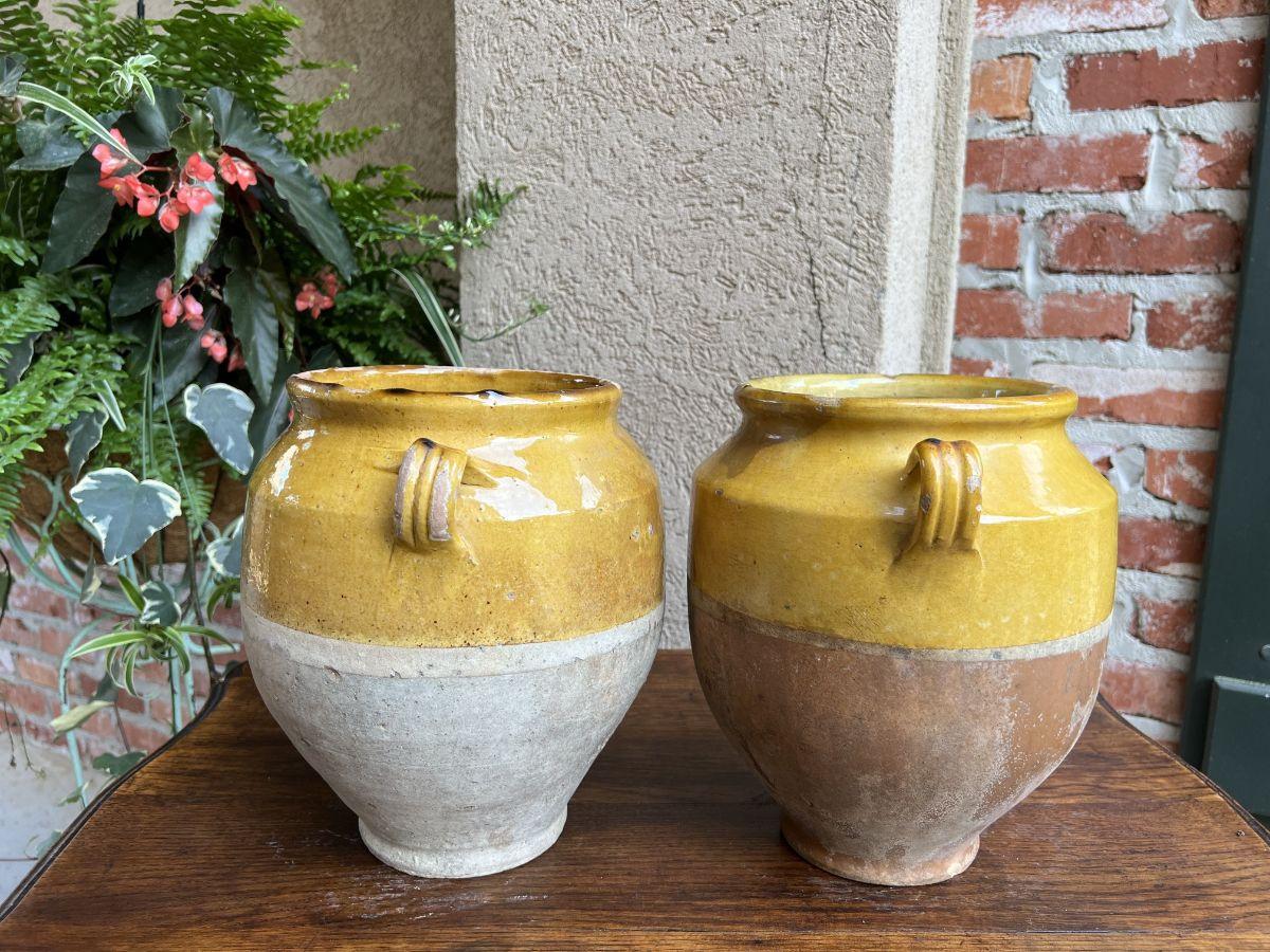 Vernissé Ensemble ancien de 2 Confit Pots à confiture français en poterie émaillée jaune - Urne de ferme provinciale en vente