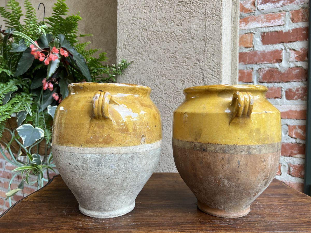 Ensemble ancien de 2 Confit Pots à confiture français en poterie émaillée jaune - Urne de ferme provinciale Bon état - En vente à Shreveport, LA
