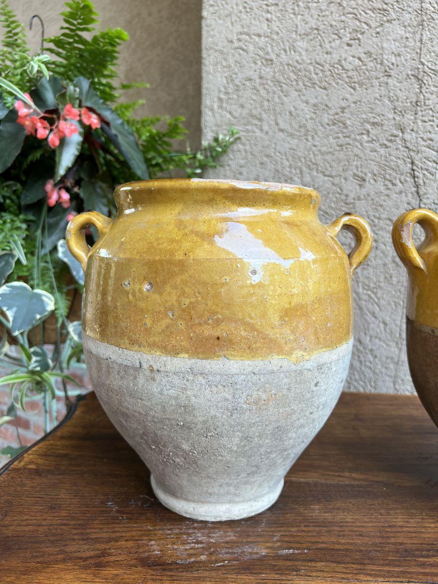 Poteries Ensemble ancien de 2 Confit Pots à confiture français en poterie émaillée jaune - Urne de ferme provinciale en vente