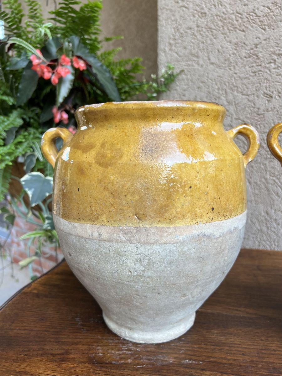 Ensemble ancien de 2 Confit Pots à confiture français en poterie émaillée jaune - Urne de ferme provinciale en vente 1