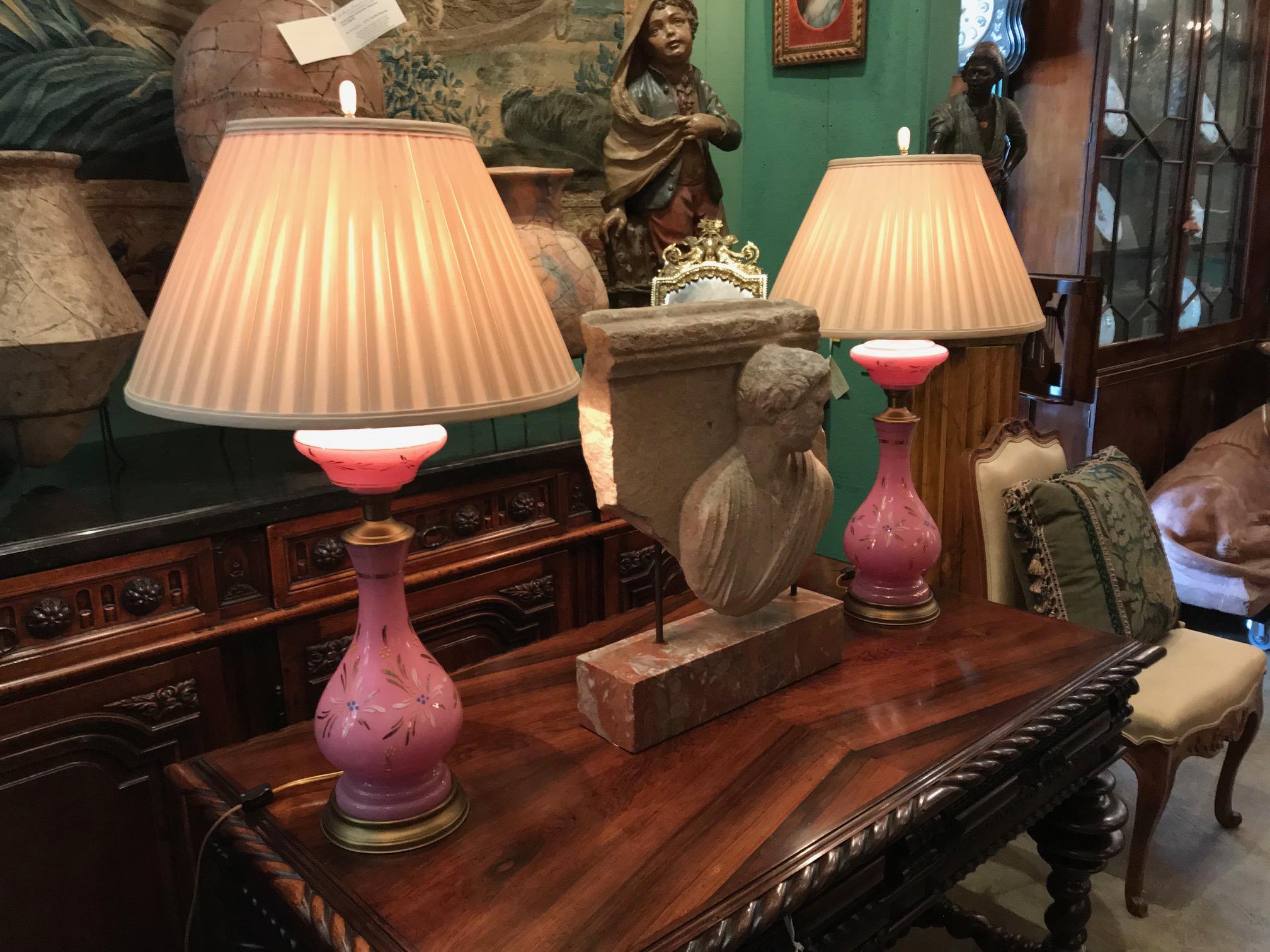 Fait main A.I.C. Paire de lampes de table rose Vase en verre opalin Lampes de chevet Antiquités en vente