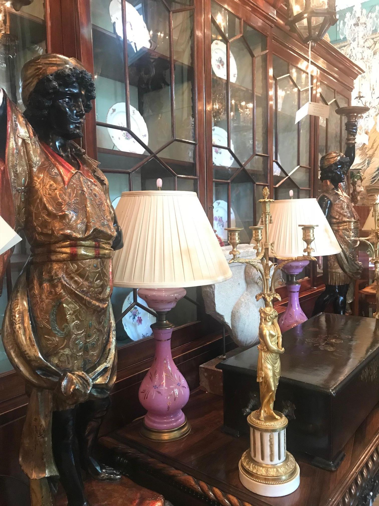 A.I.C. Paire de lampes de table rose Vase en verre opalin Lampes de chevet Antiquités en vente 5