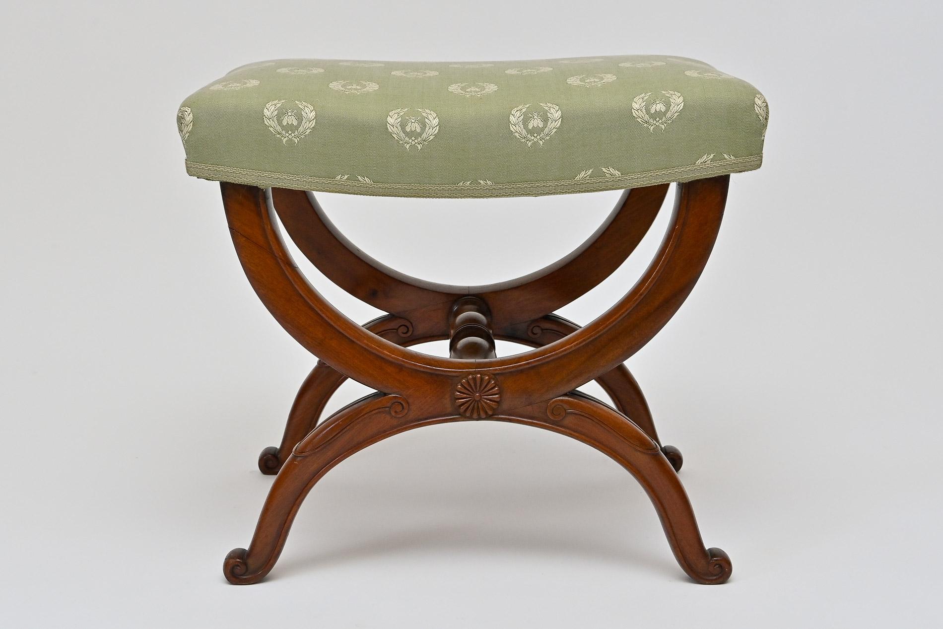 Paar Tabouret-Biedermeier-Sessel aus deutschem Nussbaumholz, 19. Jahrhundert  im Angebot 4