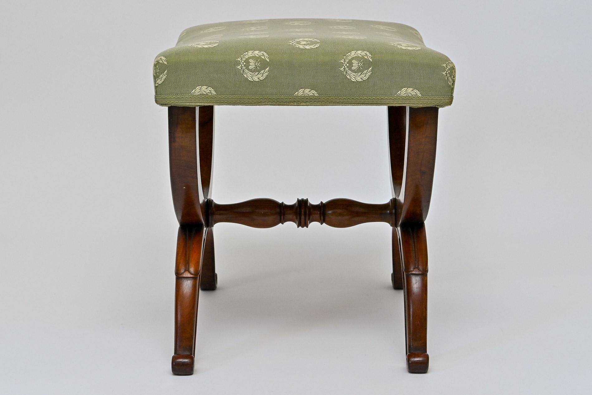 Paar Tabouret-Biedermeier-Sessel aus deutschem Nussbaumholz, 19. Jahrhundert  im Angebot 5