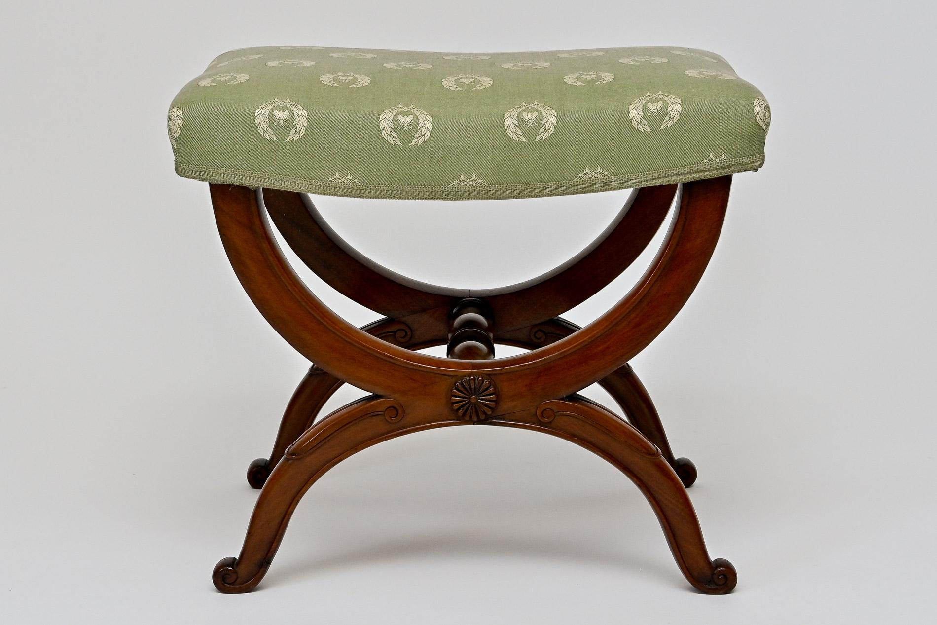 Paar Tabouret-Biedermeier-Sessel aus deutschem Nussbaumholz, 19. Jahrhundert  im Angebot 6