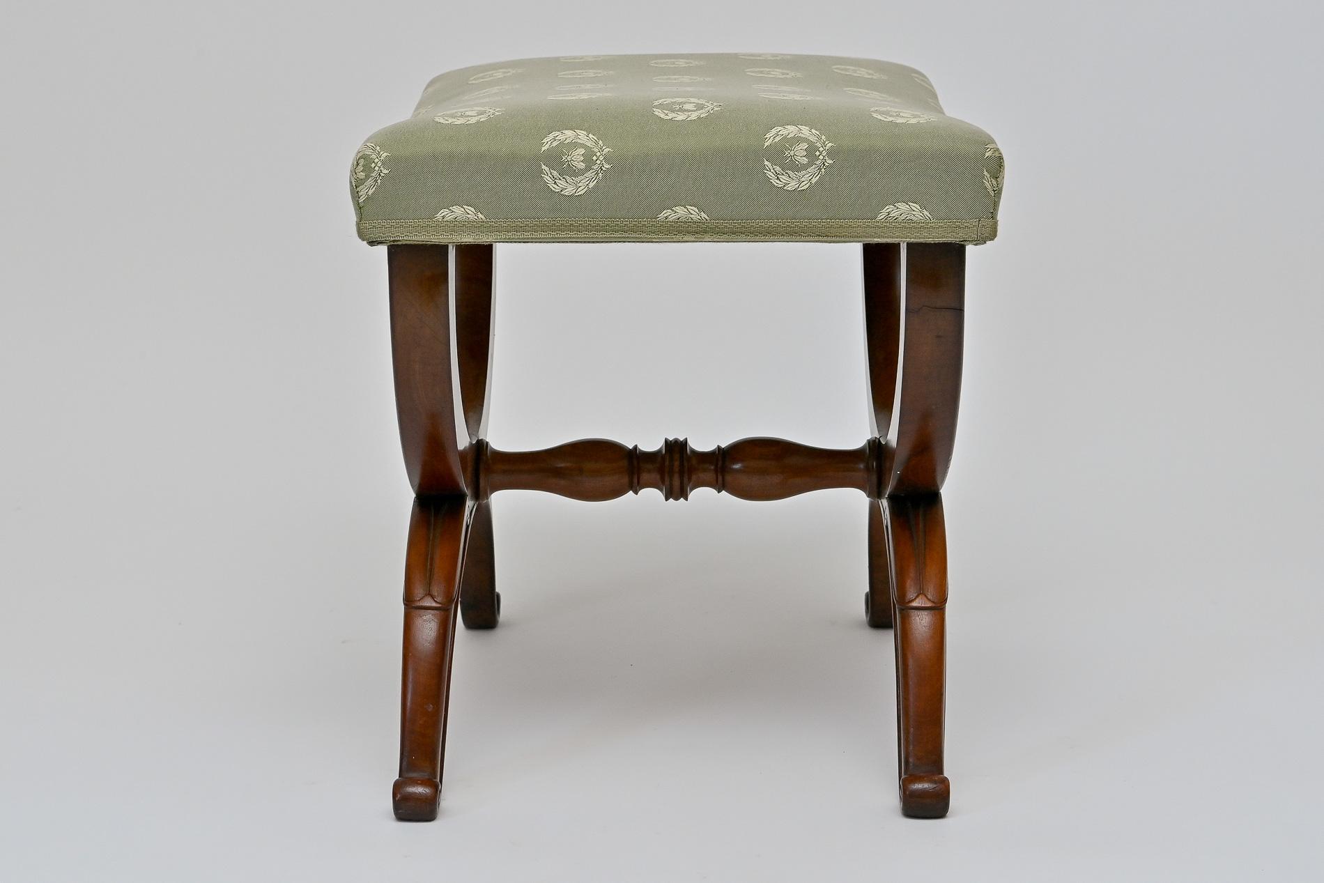 Paar Tabouret-Biedermeier-Sessel aus deutschem Nussbaumholz, 19. Jahrhundert  im Angebot 7