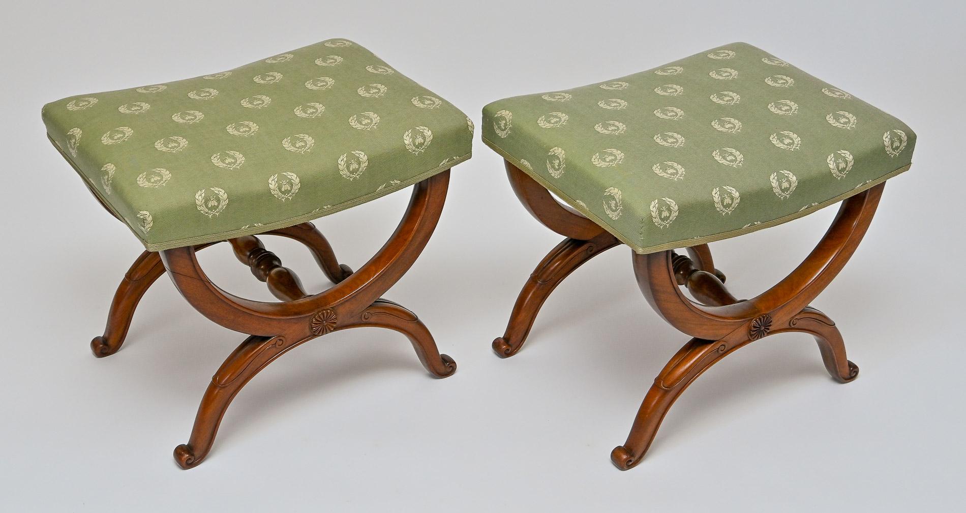 Paar Tabouret-Biedermeier-Sessel aus deutschem Nussbaumholz, 19. Jahrhundert  (Deutsch) im Angebot
