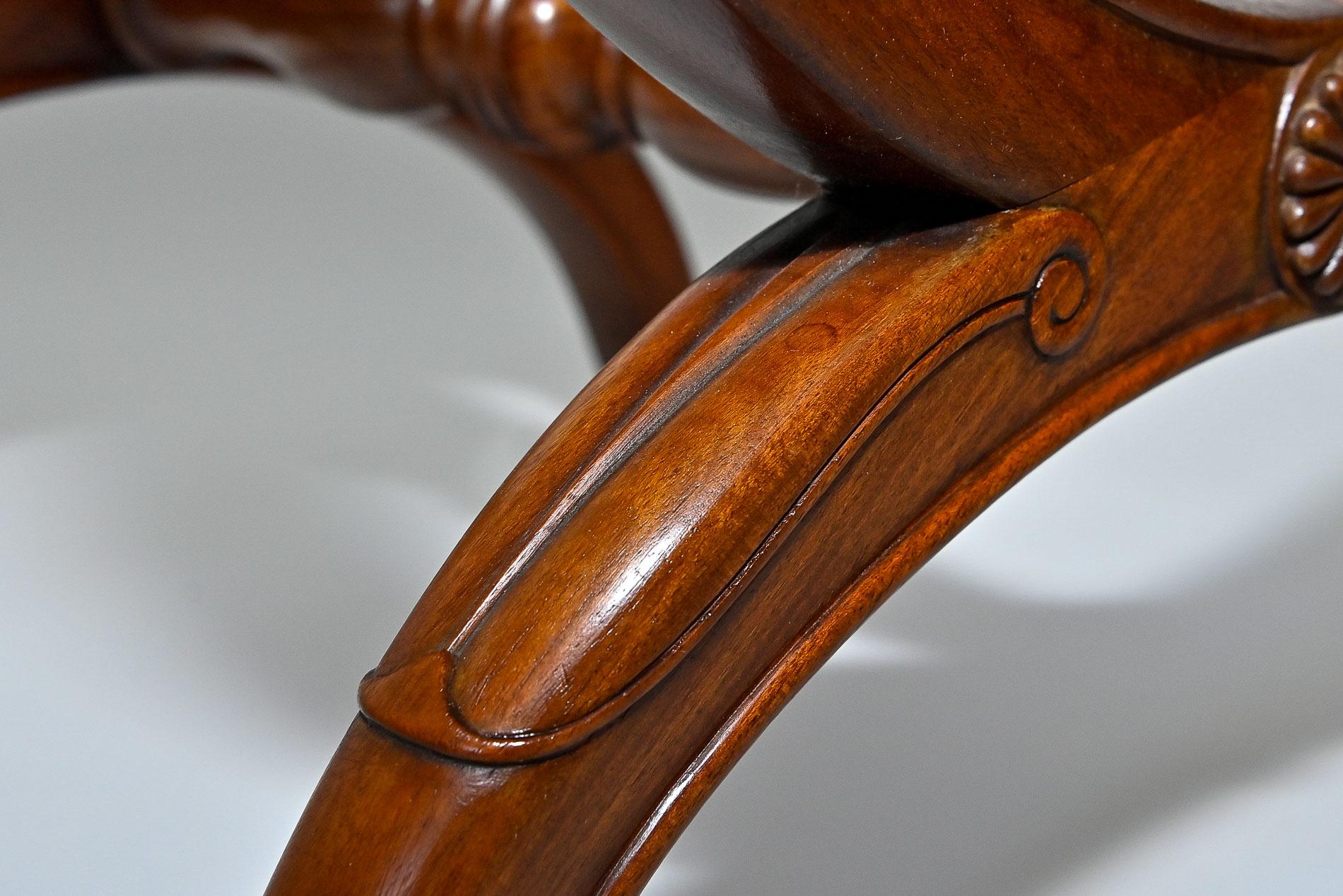 Paar Tabouret-Biedermeier-Sessel aus deutschem Nussbaumholz, 19. Jahrhundert  (Mittleres 19. Jahrhundert) im Angebot