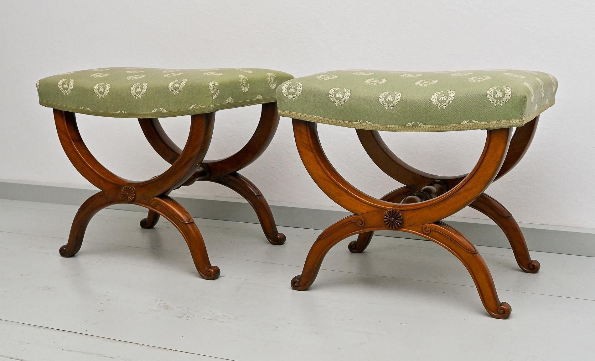 Paar Tabouret-Biedermeier-Sessel aus deutschem Nussbaumholz, 19. Jahrhundert  im Angebot 3