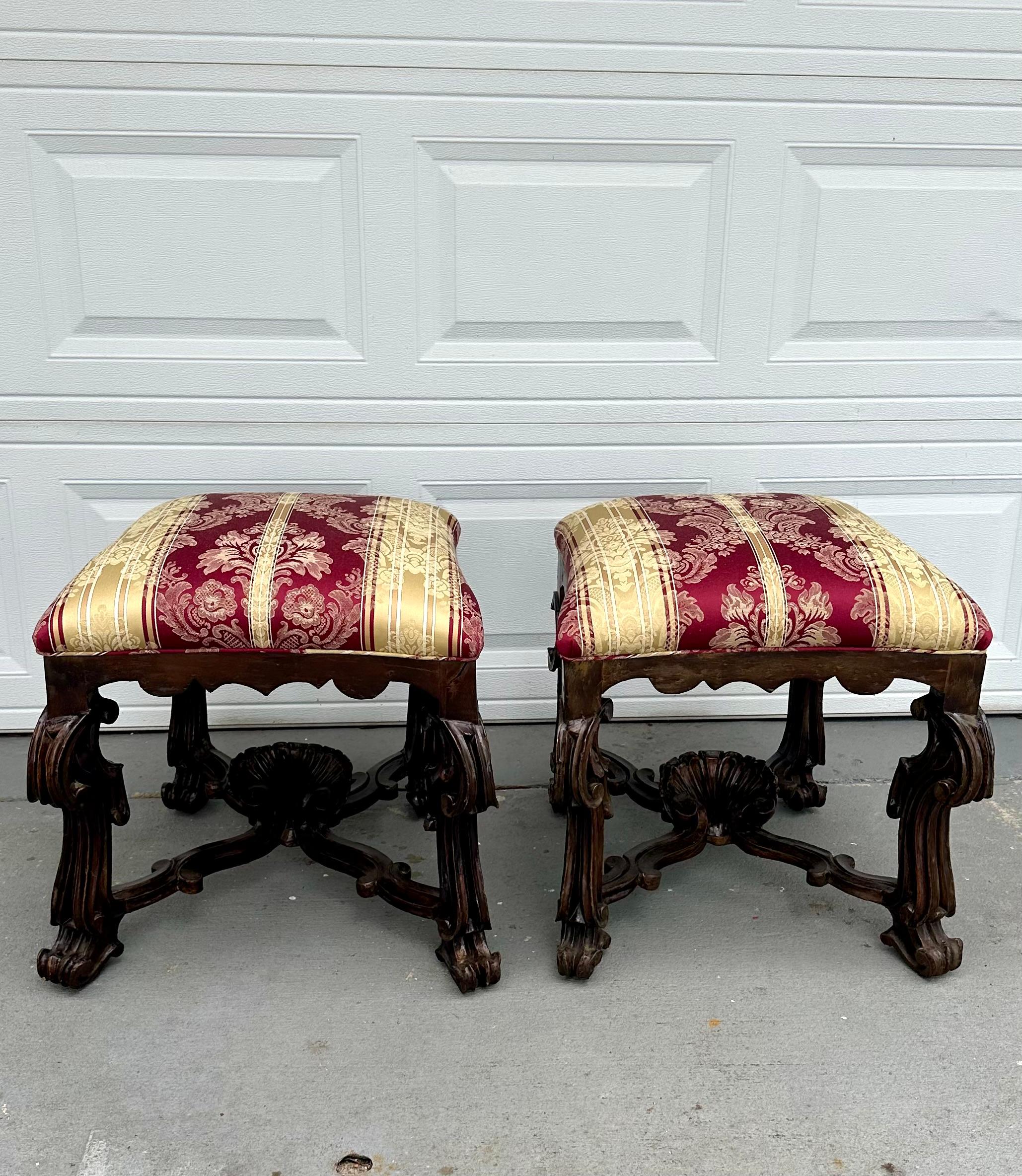 Paire de tabourets toscans Renaissance Revival du 19ème siècle

Cette paire assortie de tabourets ottomans italiens Florentine du 19e siècle est l'expression parfaite de ce style. Ils sont minutieusement sculptés en noyer avec des détails