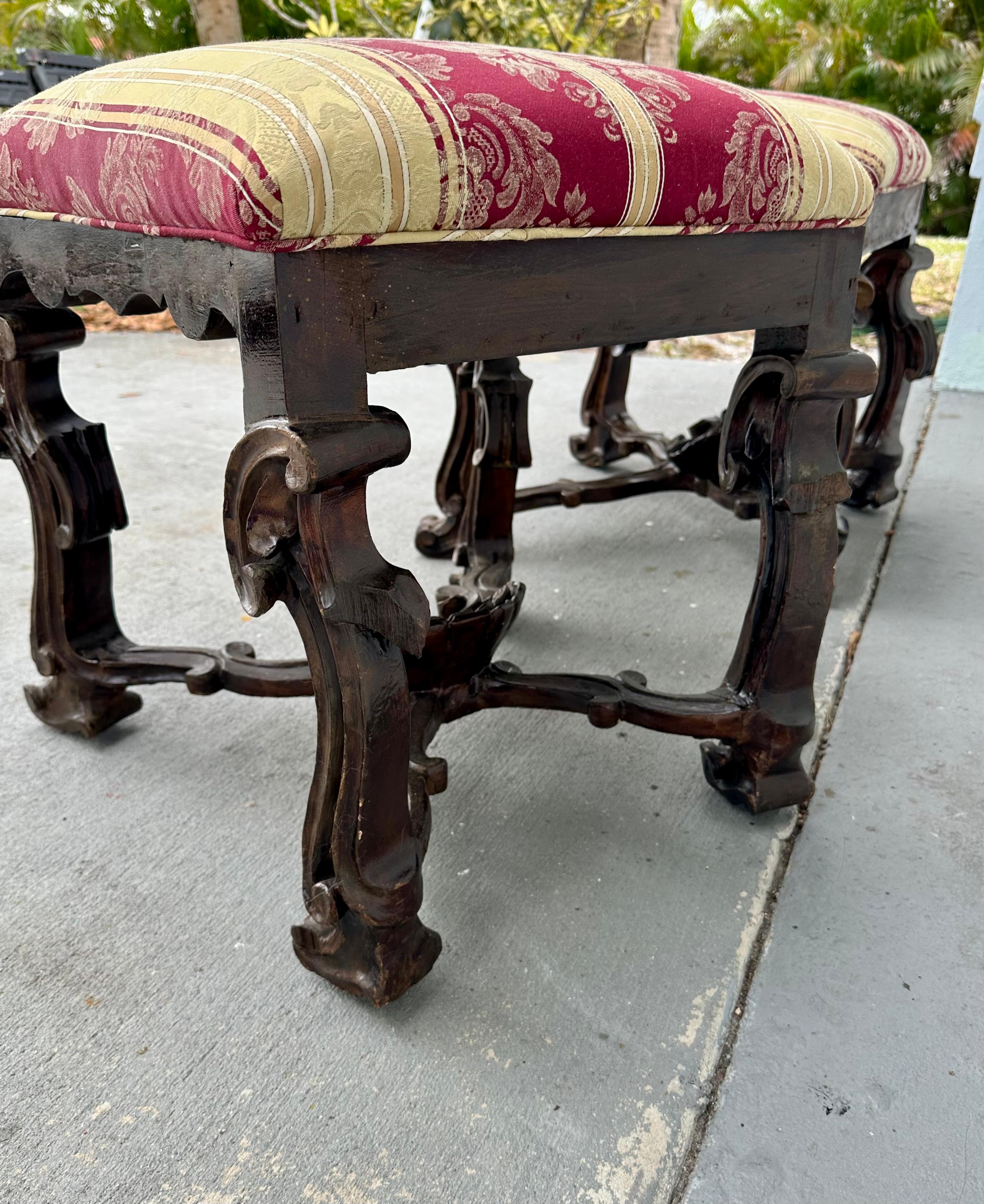 italien Paire de tabourets toscans Renaissance Revival du 19ème siècle en vente