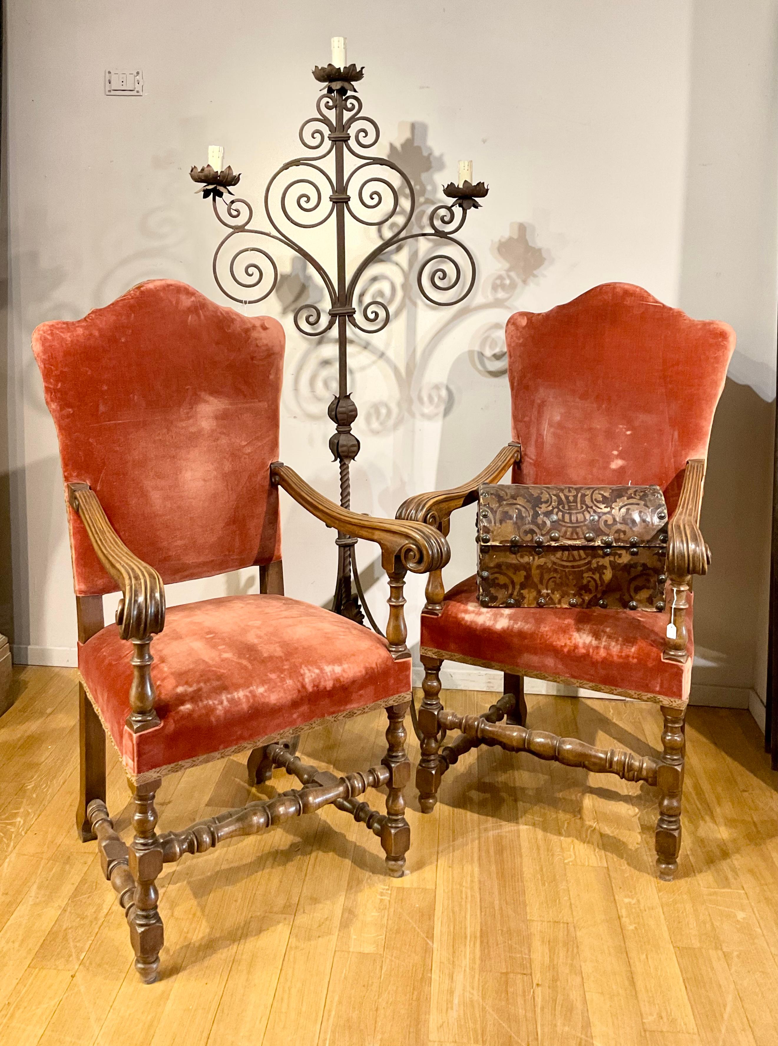 Beautiful armchairs in walnut wood with armrests carved in the shape of curls and turned legs. Comfortable and sturdy! The upholstery is in velvet and in good condition.