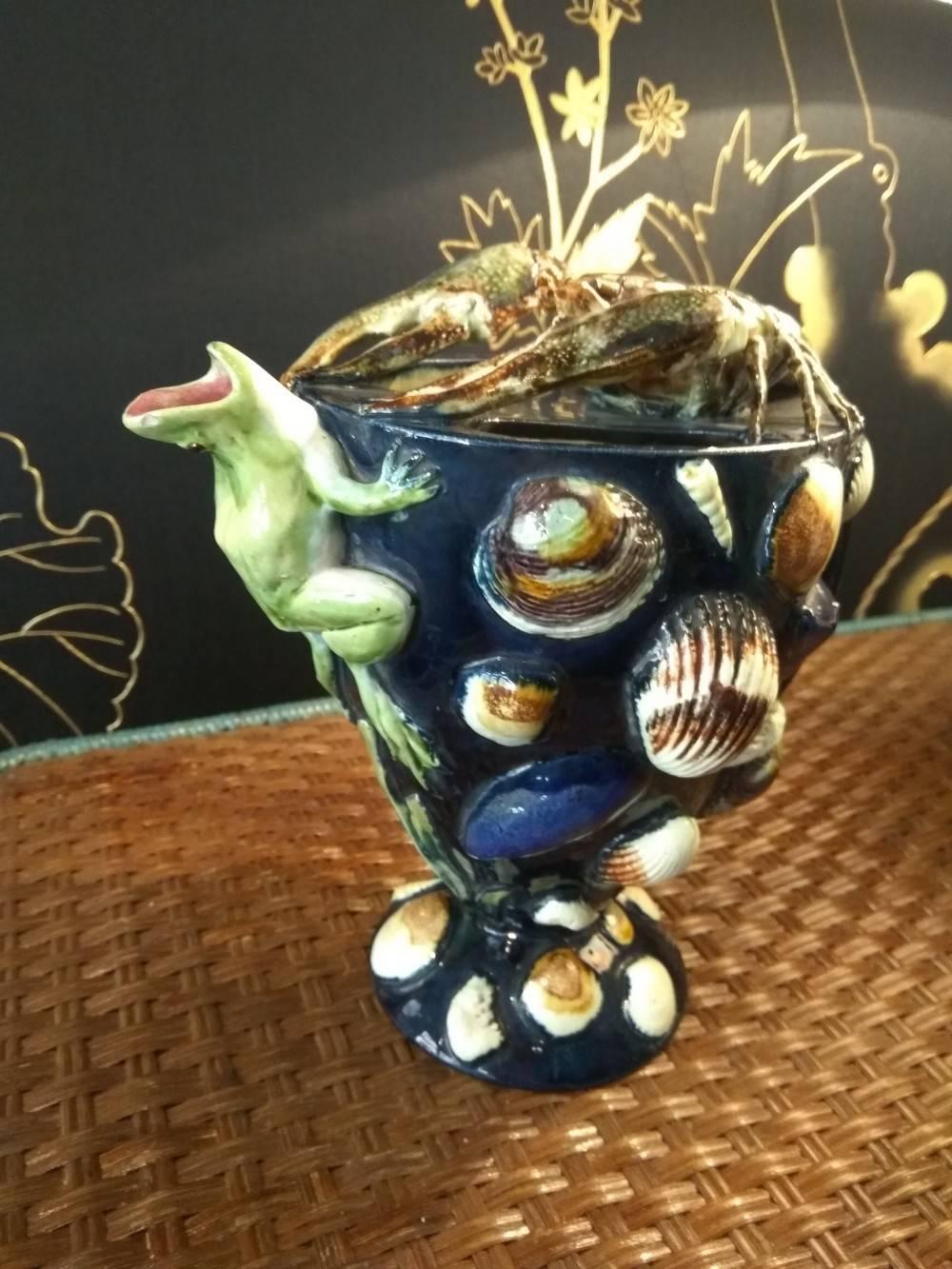 This ewer with shellfishes was made by the famous ceramist Thomas Sergent from the second half of the 19th century. Homas Sergent found his inspiration in the rustic ewer attributed to Bernard Palissy, currently on display at the Louvre Museum. This