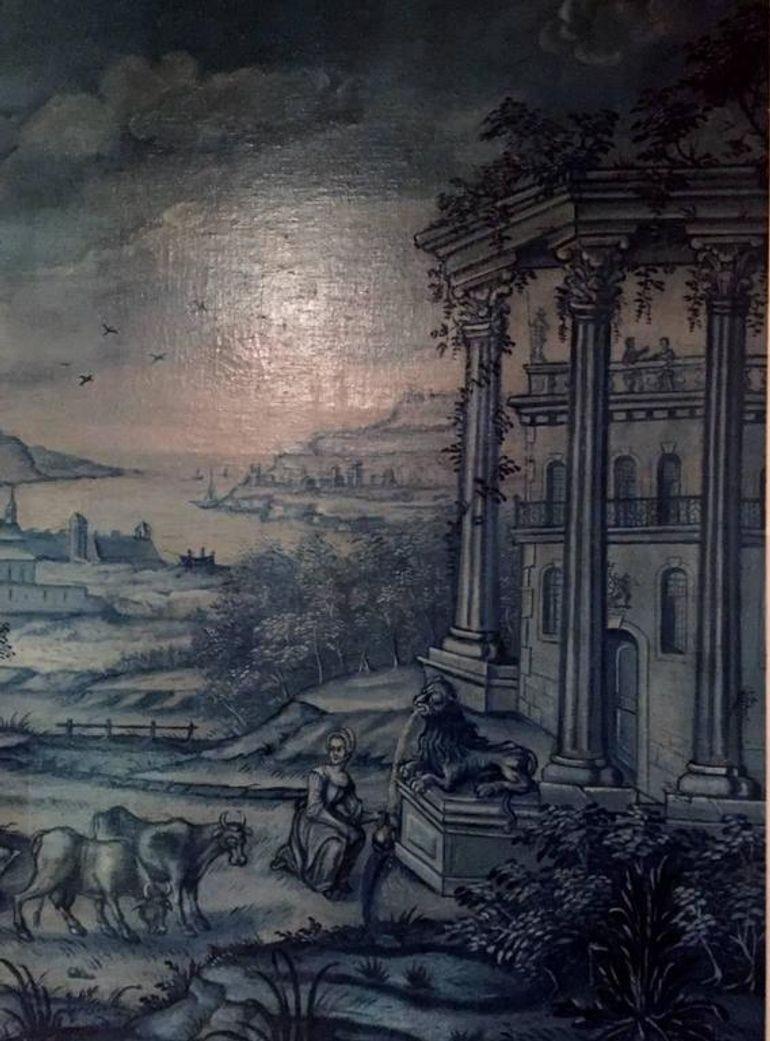 Un enorme dipinto paesaggistico a olio su lino della fine del XIX secolo raffigurante una scena pastorale francese con colline, valli, fiumi, un castello, una città, un lago, contadini e nobili, oltre ad animali, uccelli e alberi.