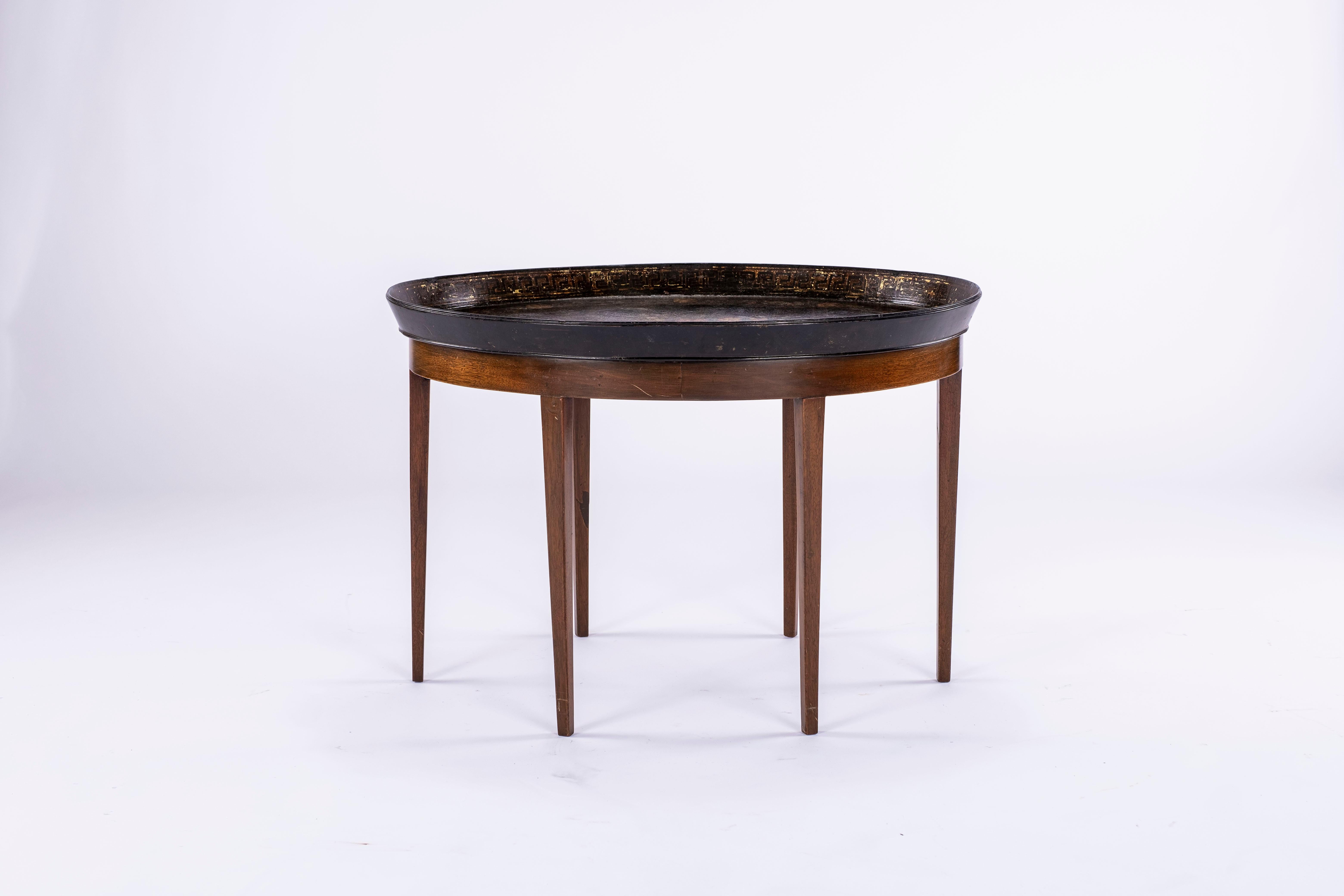 Table à plateau ovale en papier mâché du 19e siècle sur un support à six pieds en bois personnalisé. Motif floral au centre et sur le pourtour. Mesure : La lèvre mesure 2