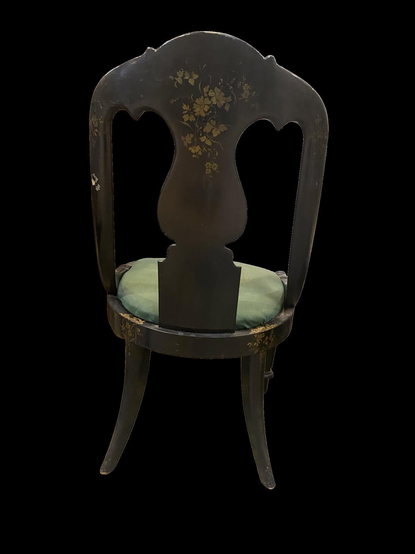 Pappmaché-Stuhl aus dem 19. Jahrhundert mit Blattgold-Details und Perlmutt-Intarsien.
