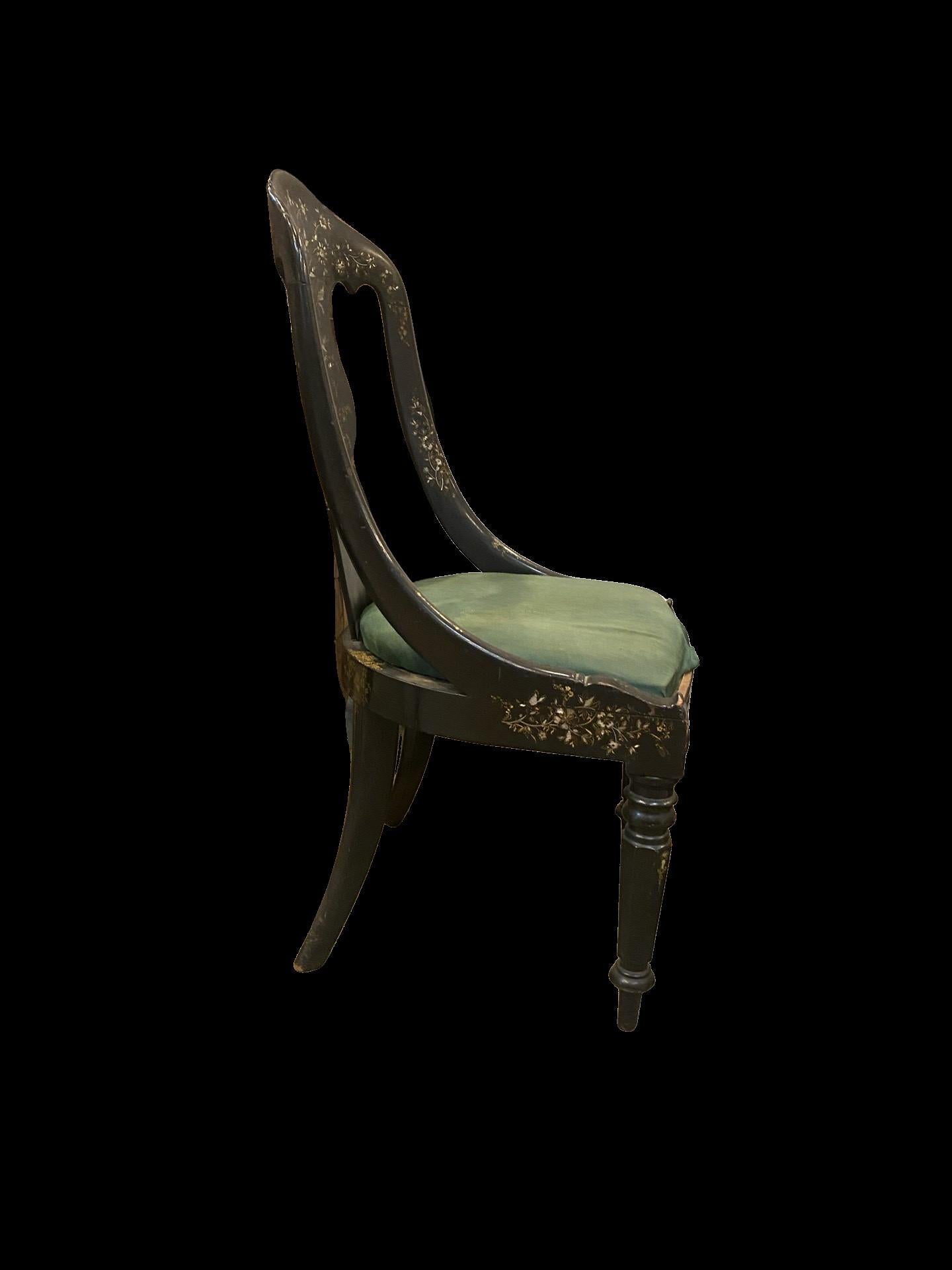 Pappmaché-Stuhl des 19. Jahrhunderts mit Blattgold-Details und Perlmutt-Intarsien im Zustand „Gut“ im Angebot in Dallas, TX