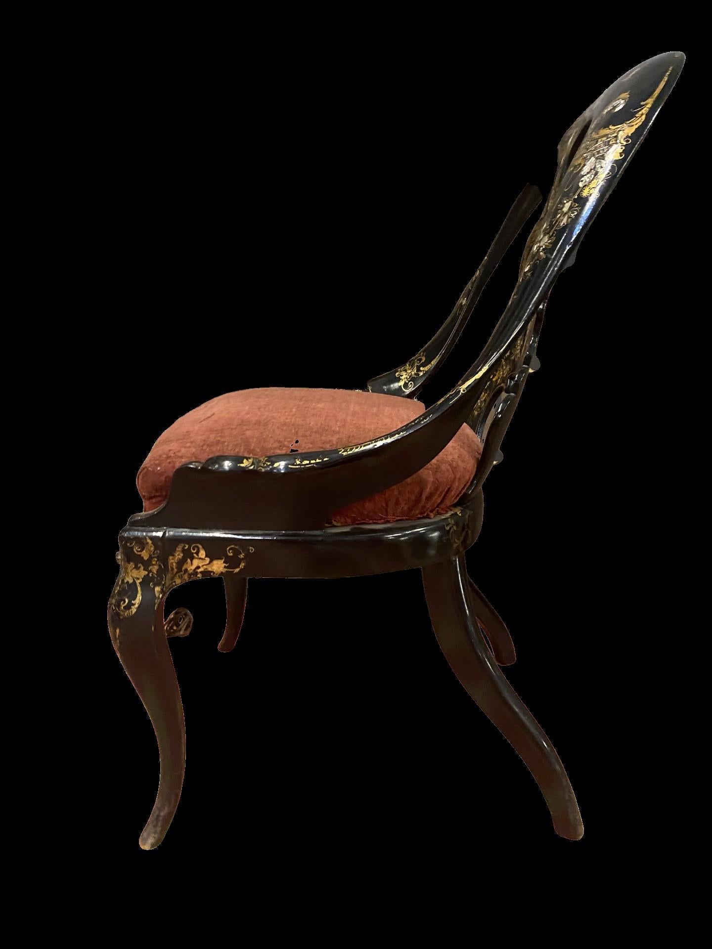 Pappmaché-Stuhl des 19. Jahrhunderts mit Blattgold-Details und Perlmutt-Intarsien (Englisch) im Angebot