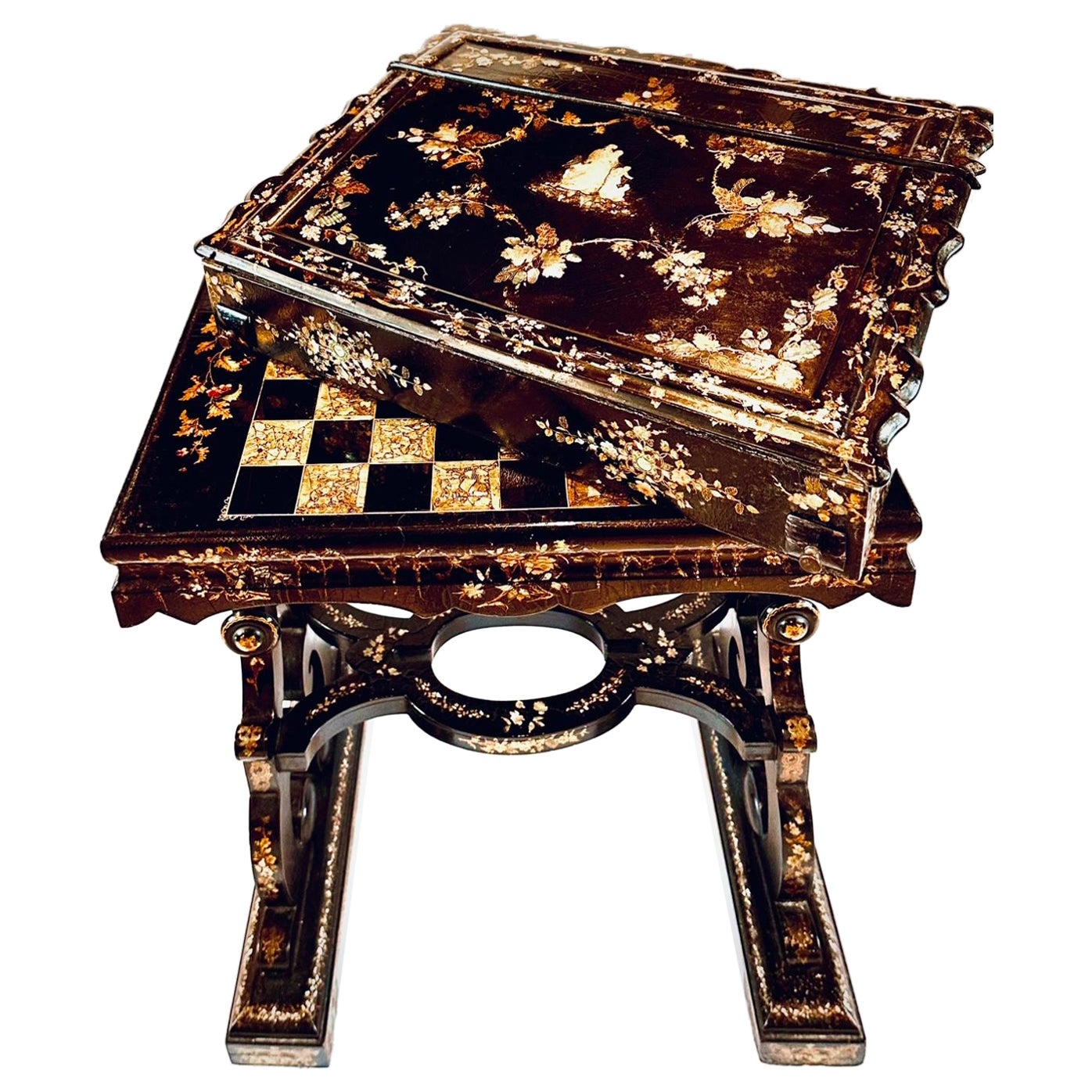 Bureau et table de jeux en papier mâché du 19e siècle