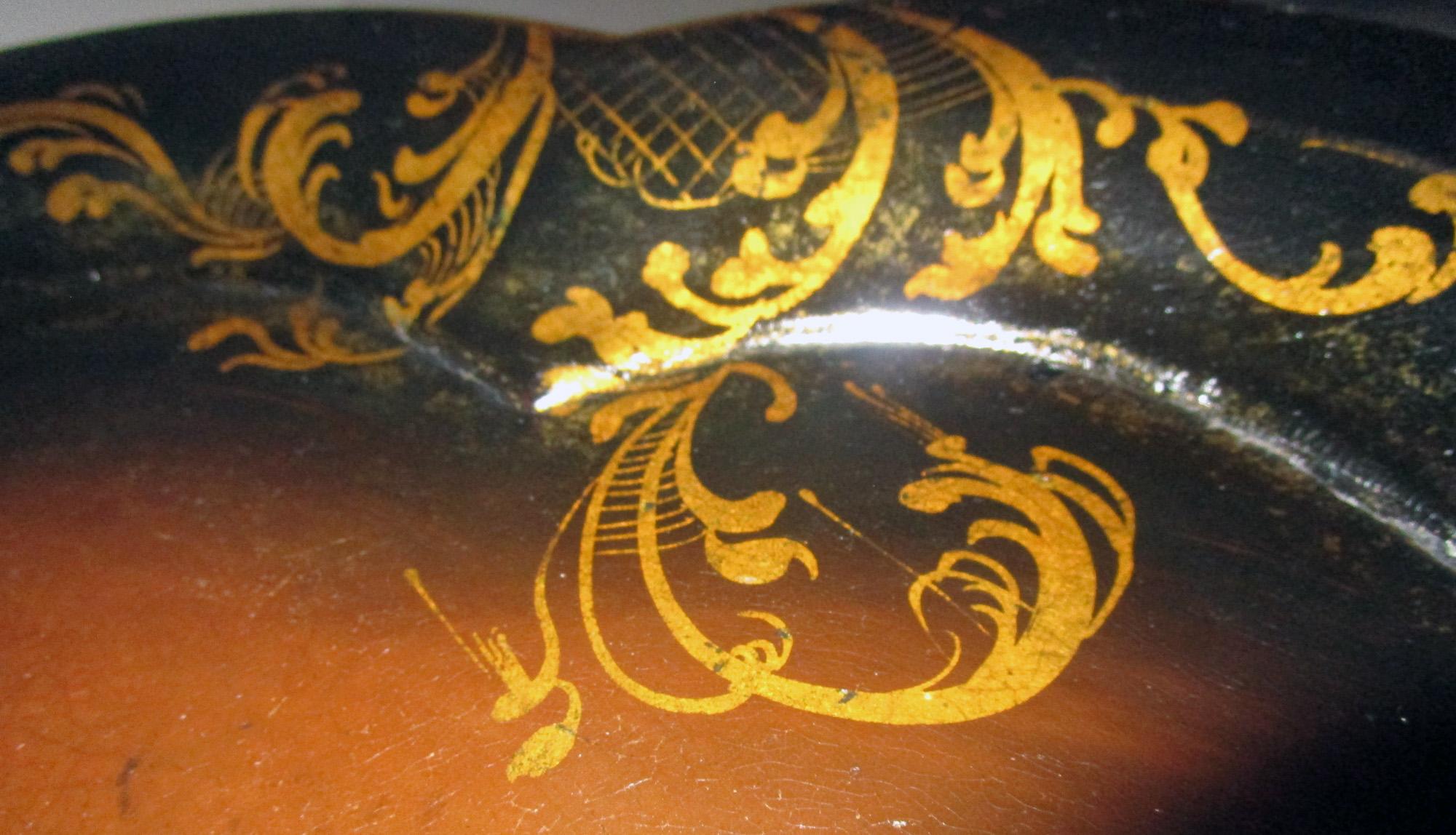 Pappmaché-Tablett aus dem 19. Jahrhundert mit Wellenschliff auf einem Sockel aus falschem Bambus im Angebot 7