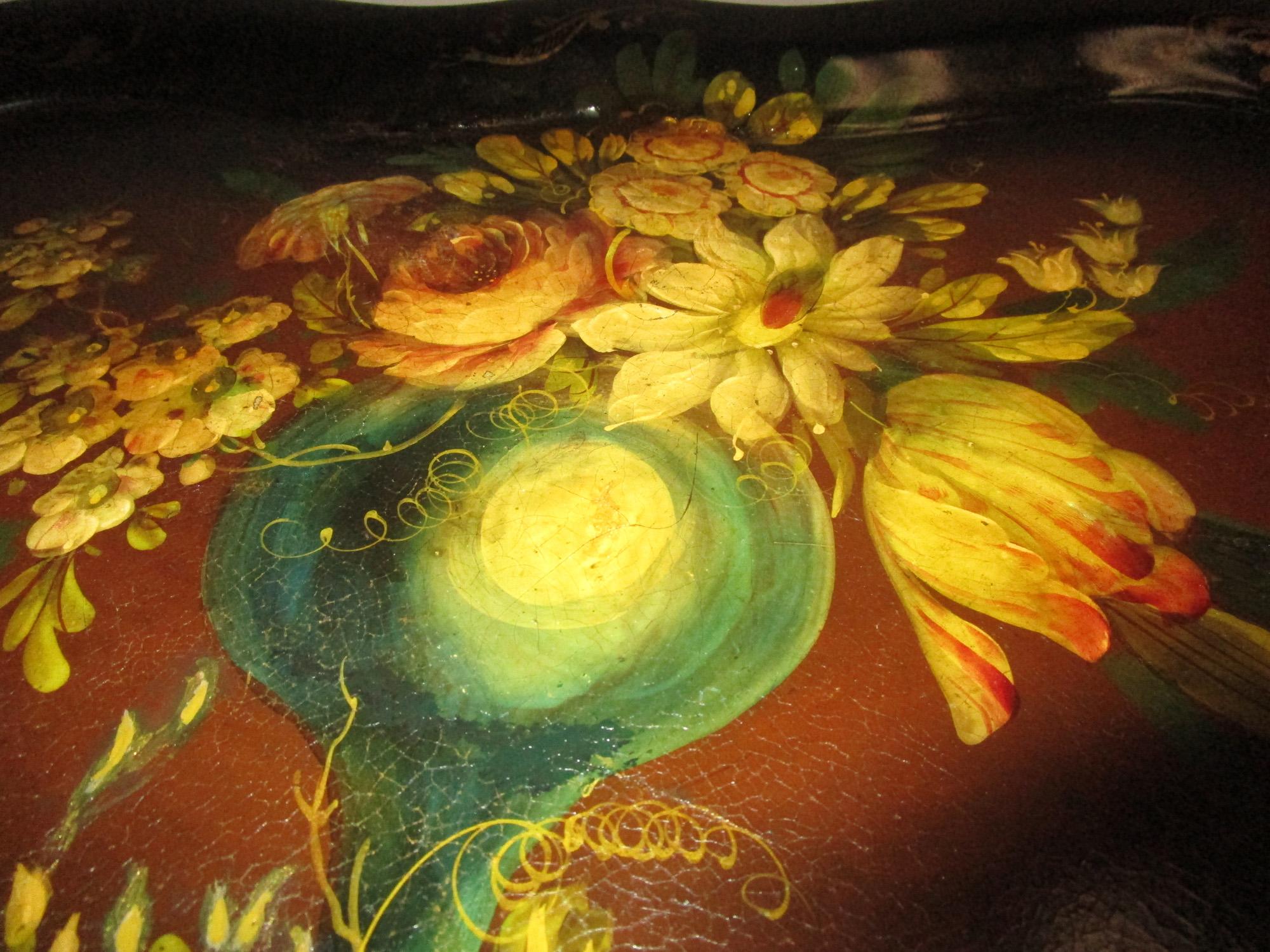 Plateau de table en papier mâché noir de forme festonnée avec un motif floral très vivant et détaillé. Le superbe plateau a ensuite été monté sur une base en bois personnalisée en faux bambou.