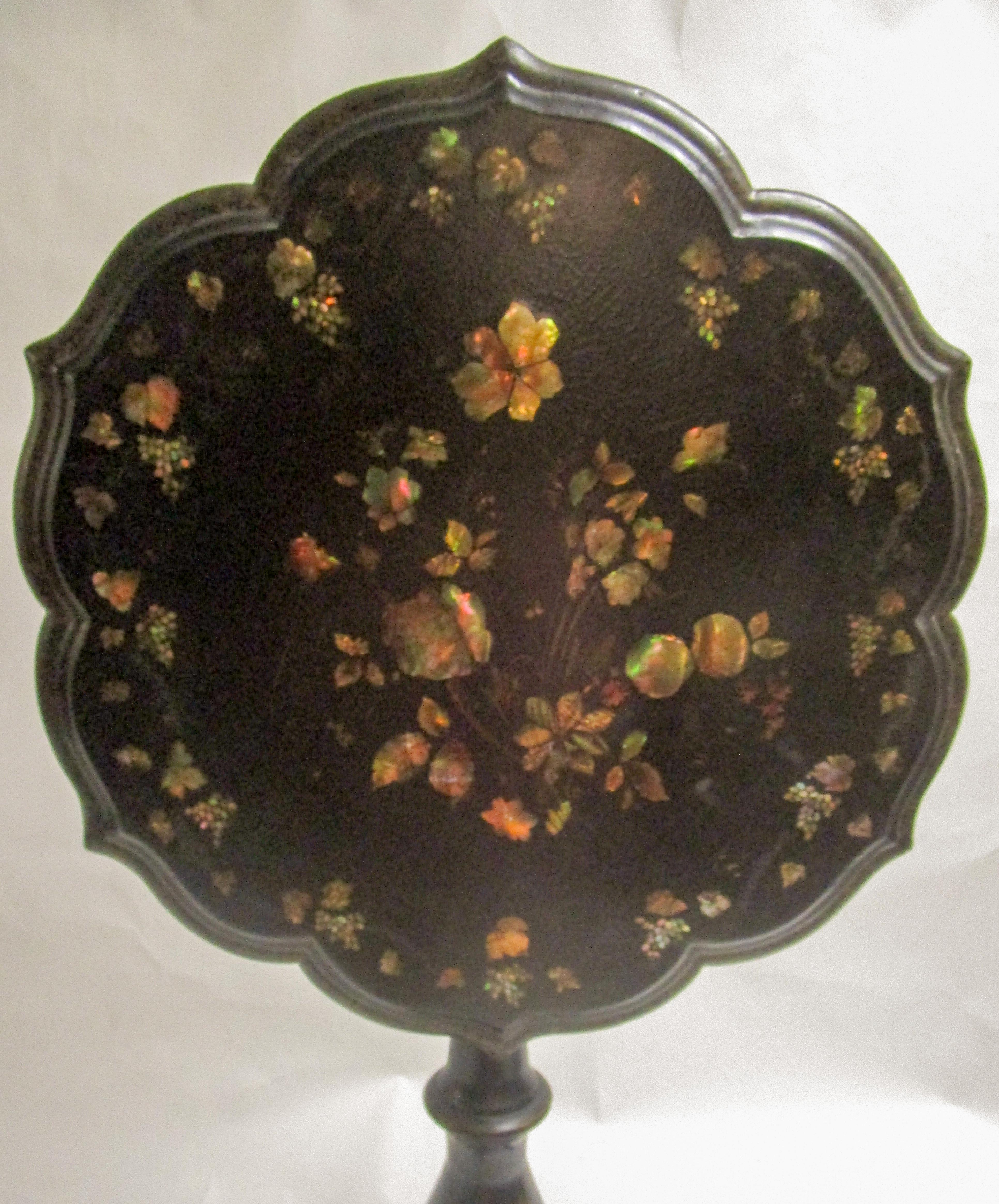 Large size English papier mâché japanned tilt-top gueridon with an intricate inlaid mother-of-pearl top done in a floral motif. The top is unusual because it features an intricate triple scalloped edge that comes to six points. The table is