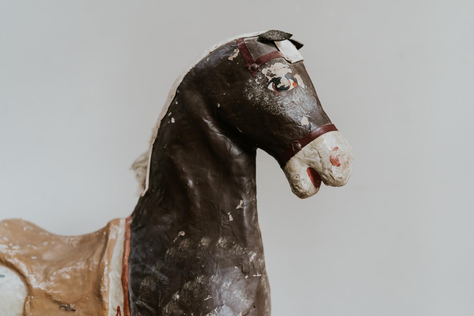 Beaucoup de charme et bon état pour ce cheval jouet en papier mâché du 19ème siècle sur roues.
