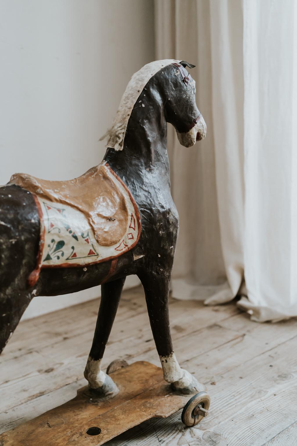 Bois Cheval jouet en papier mâché du 19ème siècle en vente